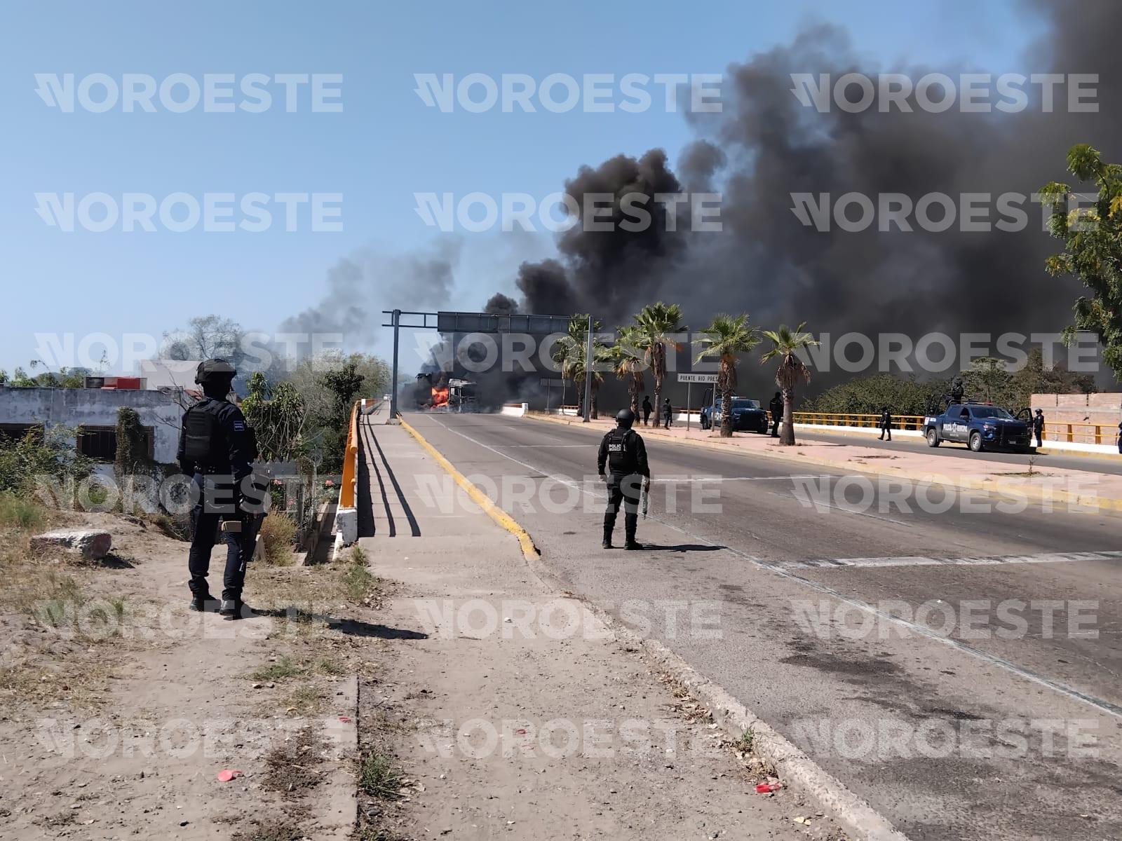 $!Llega jornada de violencia a Villa Unión tras abatimiento de ‘El Mencho’, encañonan y golpean a periodista de Noroeste