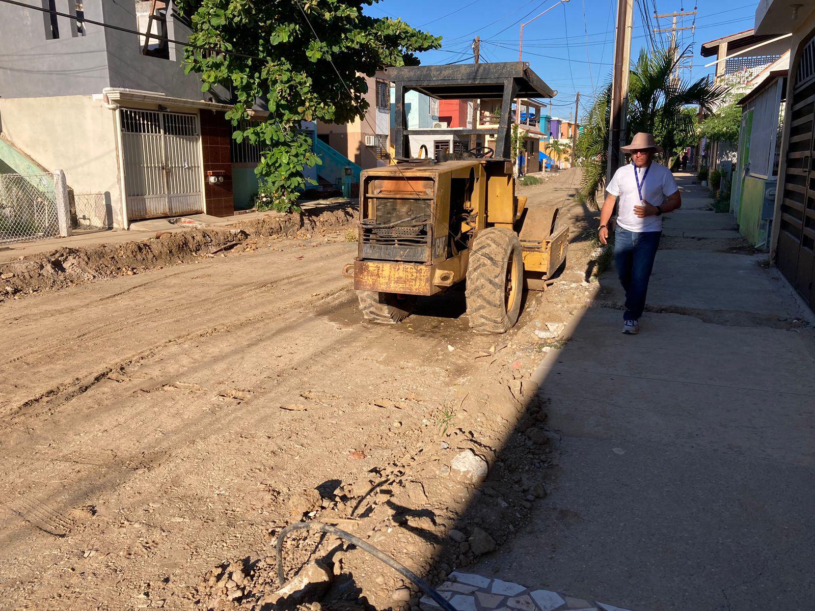 $!Realizan obra hidrosanitaria y de pavimentación en calle del Infonavit Jabalíes