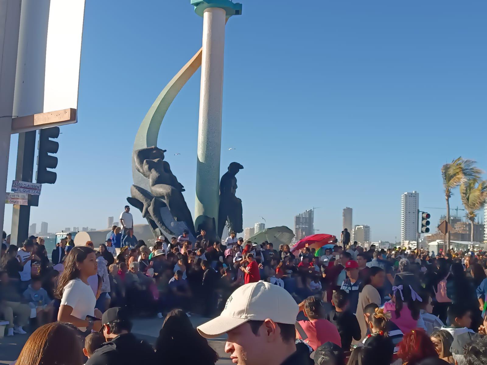 $!En ‘Monos Bichis’ miles de personas esperan el segundo desfile del Carnaval de Mazatlán