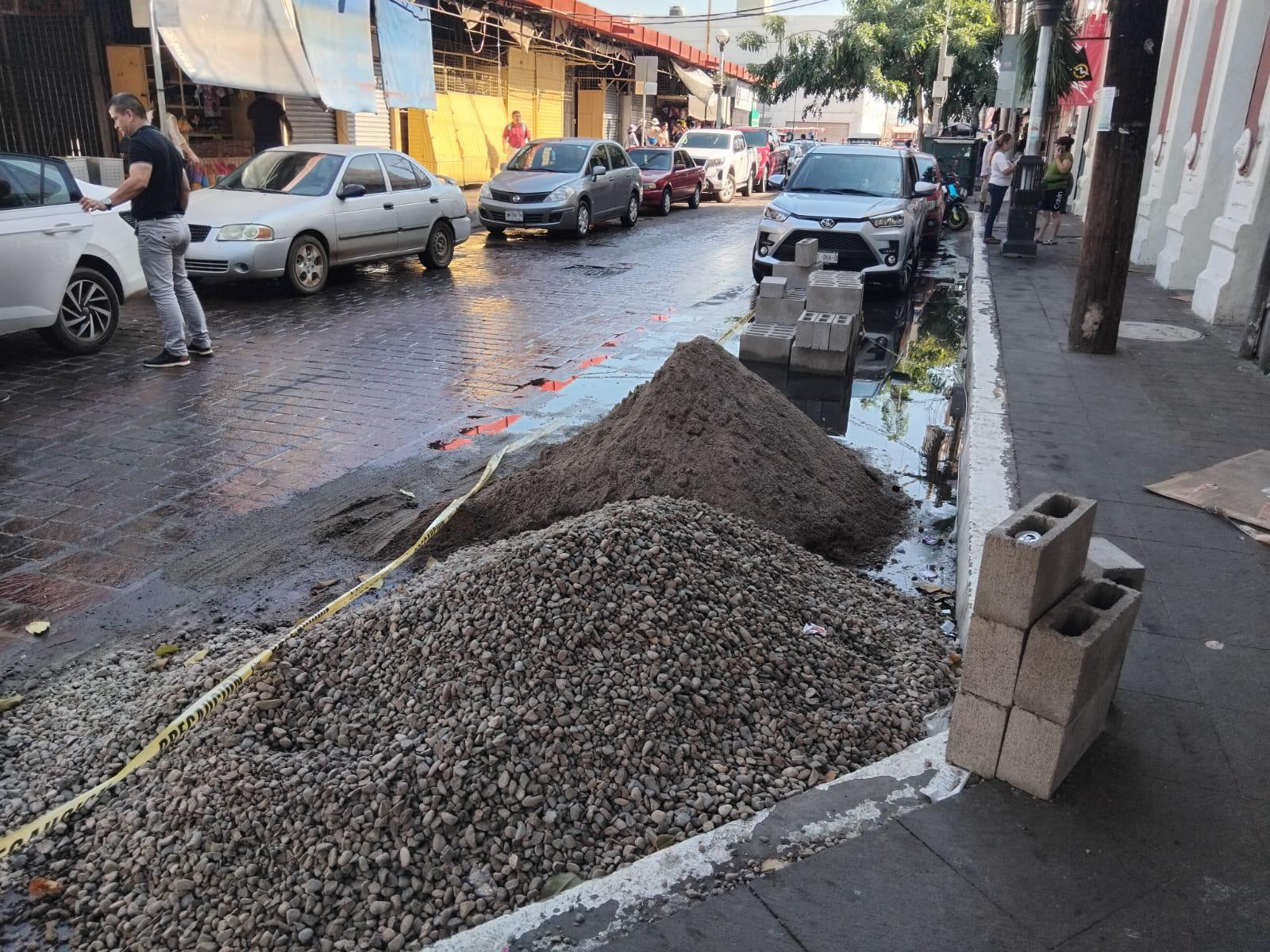 $!Construyen barda en banqueta frente al mercado Pino Suárez, en el Centro de Mazatlán