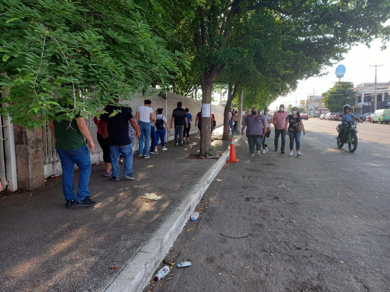 $!En Culiacán, madrugan para recibir la segunda dosis de la vacuna contra el Covid-19