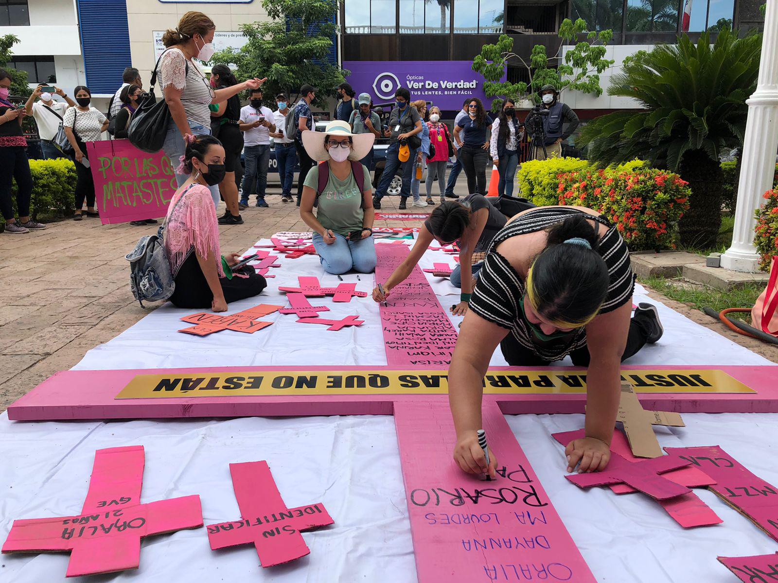 $!Las cruces rosas llegan también al Ayuntamiento de Culiacán, en protesta por la violencia contra las mujeres