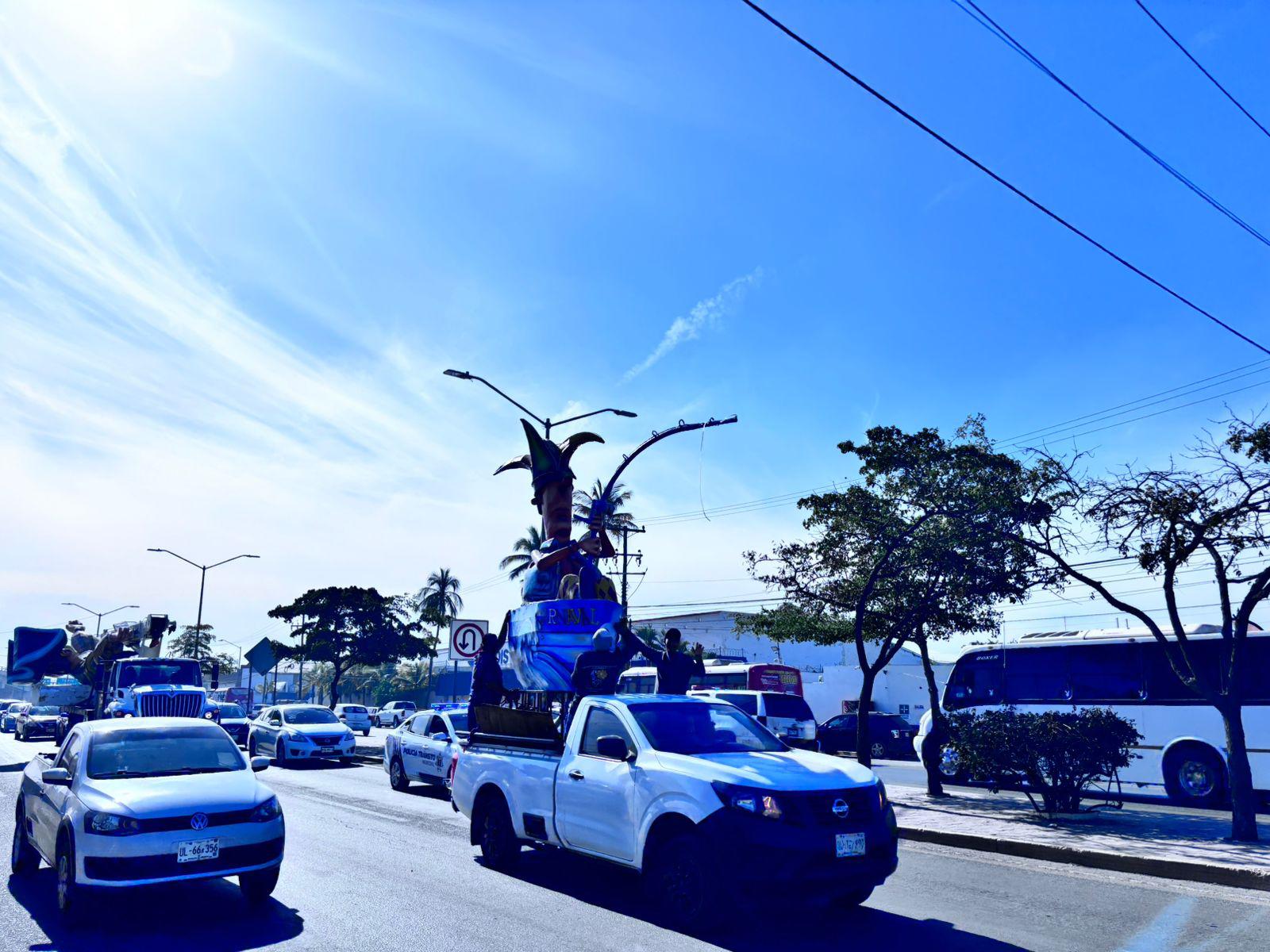 $!Con su llegada al malecón, los monigotes ‘anuncian’ que el Carnaval está cerca
