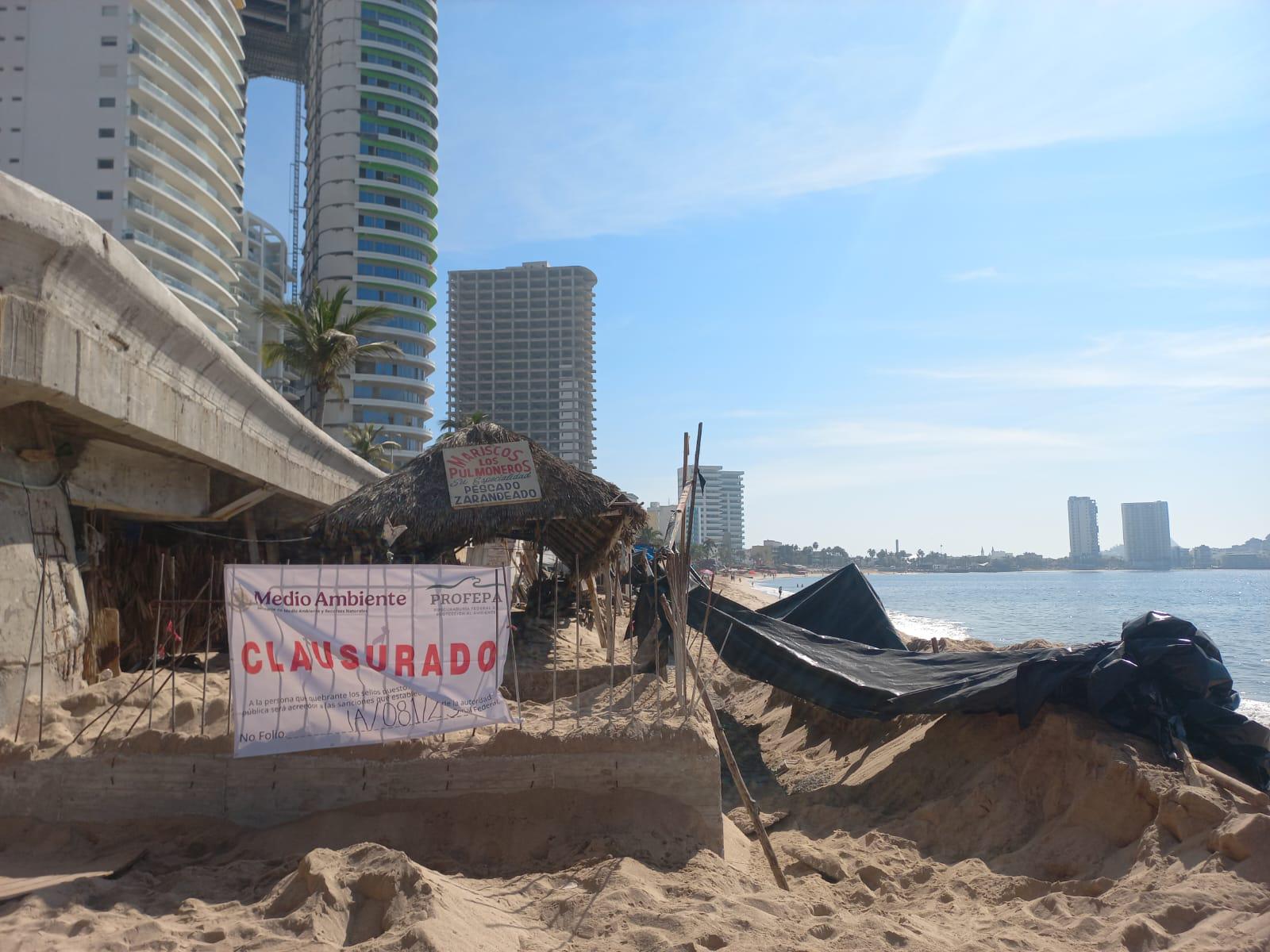 $!Pese a la clausura de una palapa en Mazatlán, albañiles continúan trabajando en el lugar