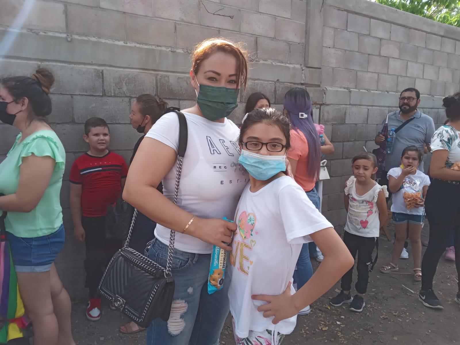 $!Se registra fila de más de un kilómetro para recibir vacuna pediátrica en la Novena Zona Militar, en Culiacán