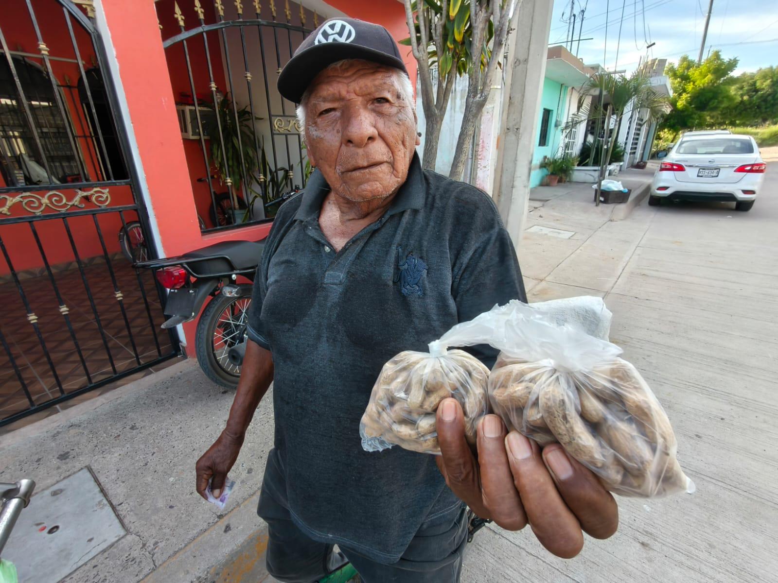 $!Ramón Luquin: 35 años recorriendo El Rosario en bicicleta para vender cacahuates