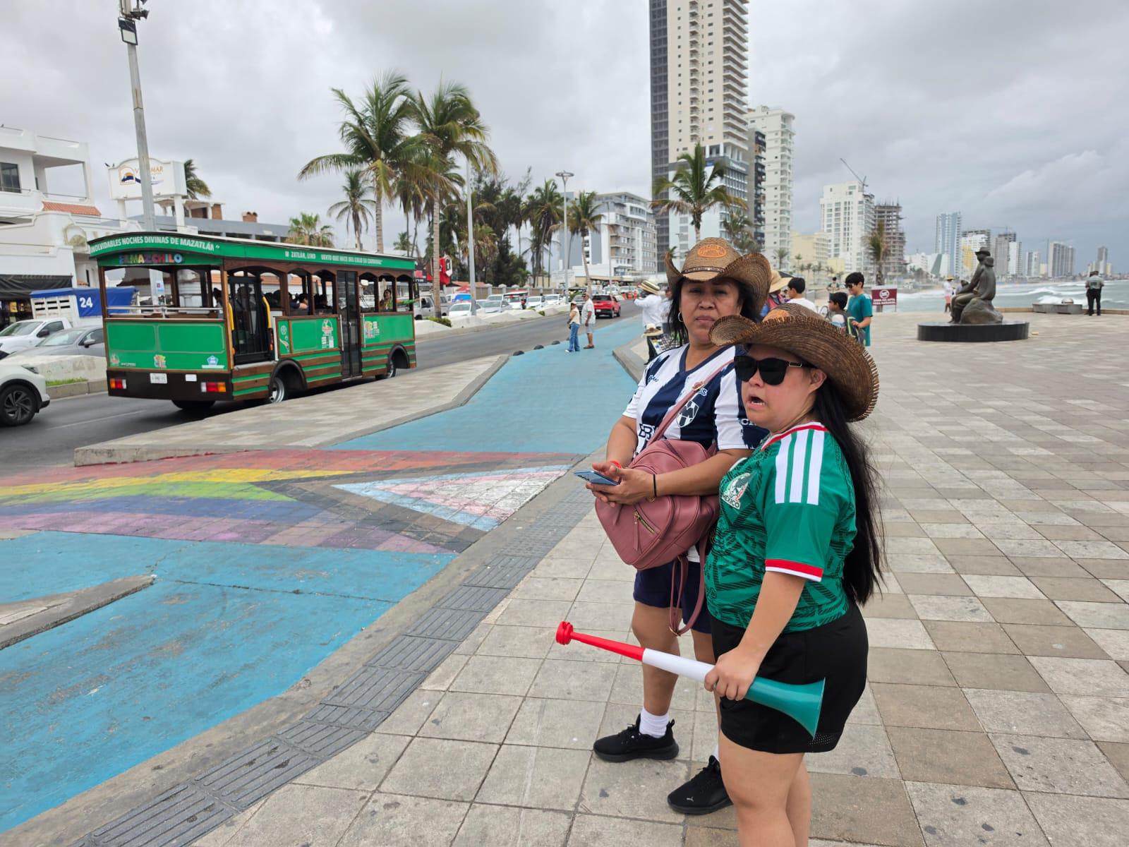 $!Aficionados celebran en Mazatlán el debut ganador del Tri