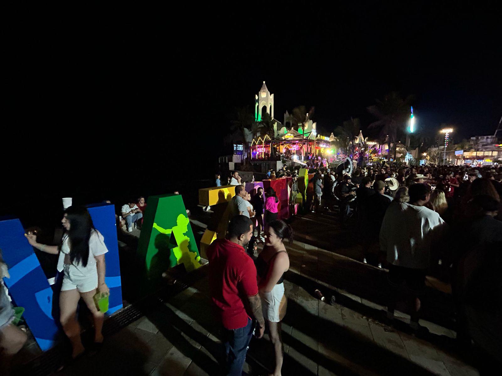 $!Se convierte malecón de Mazatlán en pista de baile este sábado de Semana Santa