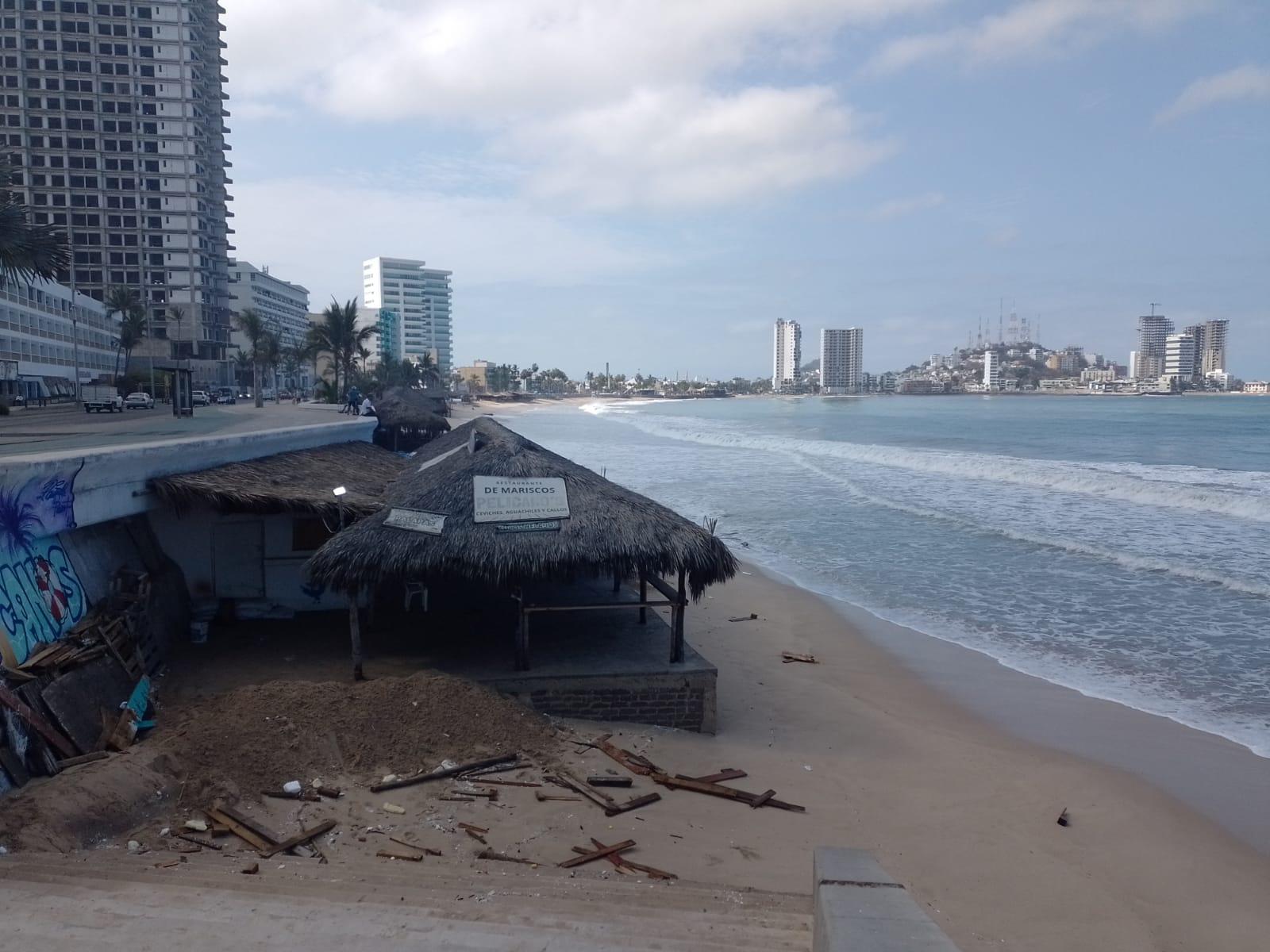 $!Marejadas arrastran quemadores, troncos y basura a las playas de Mazatlán