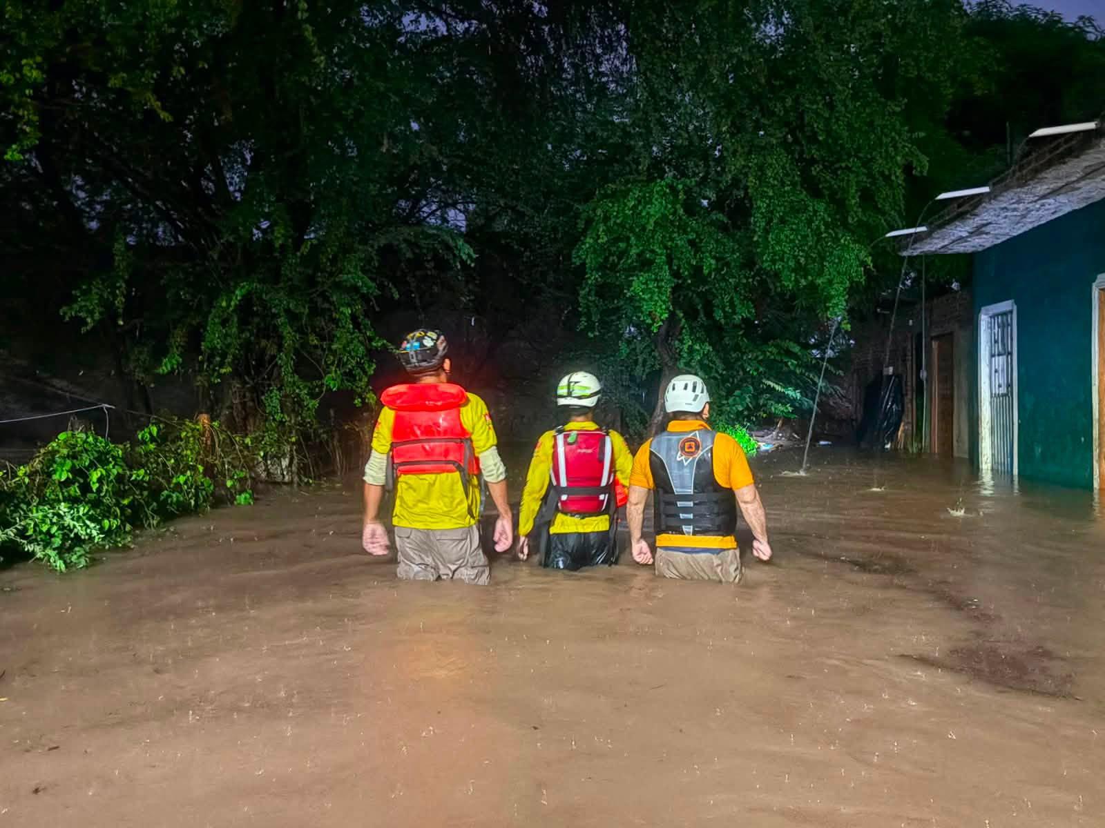 $!Rescatan y auxilian a familias tras fuertes lluvias en Mazatlán