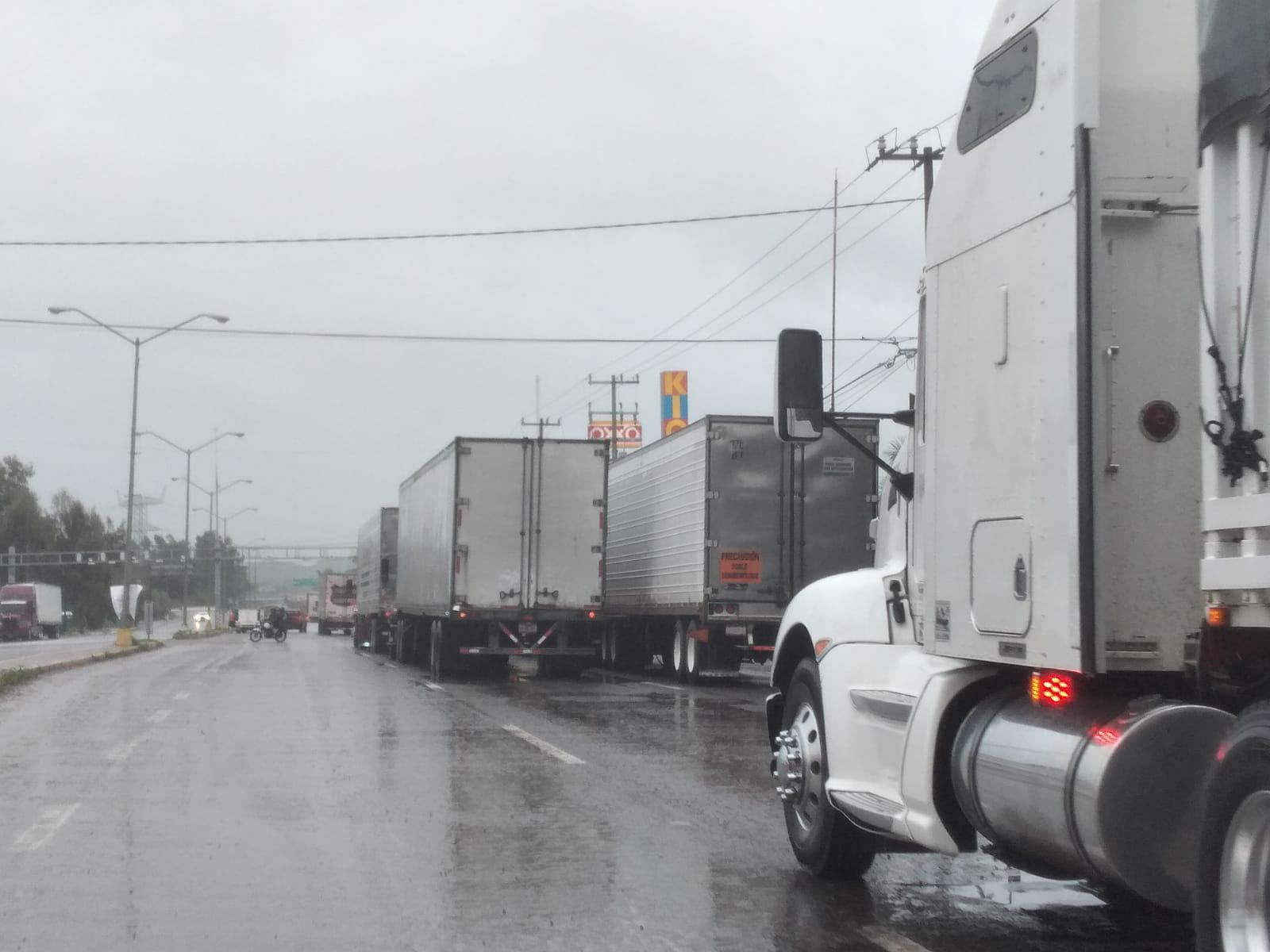 $!Salida norte de Mazatlán, saturada por cierre de autopista a Culiacán