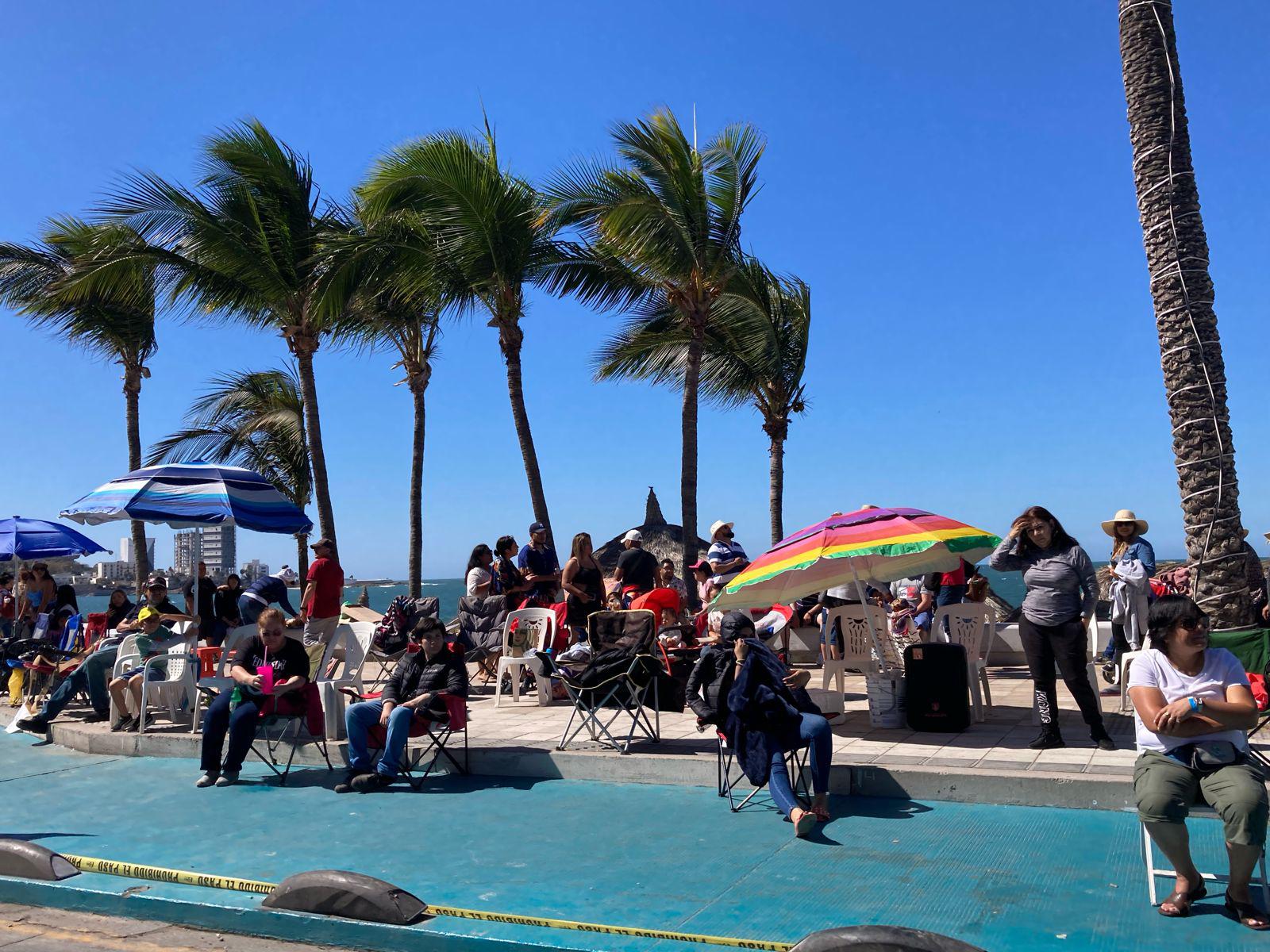 $!Llegan miles de personas al paseo costero para ver el primer desfile del Carnaval