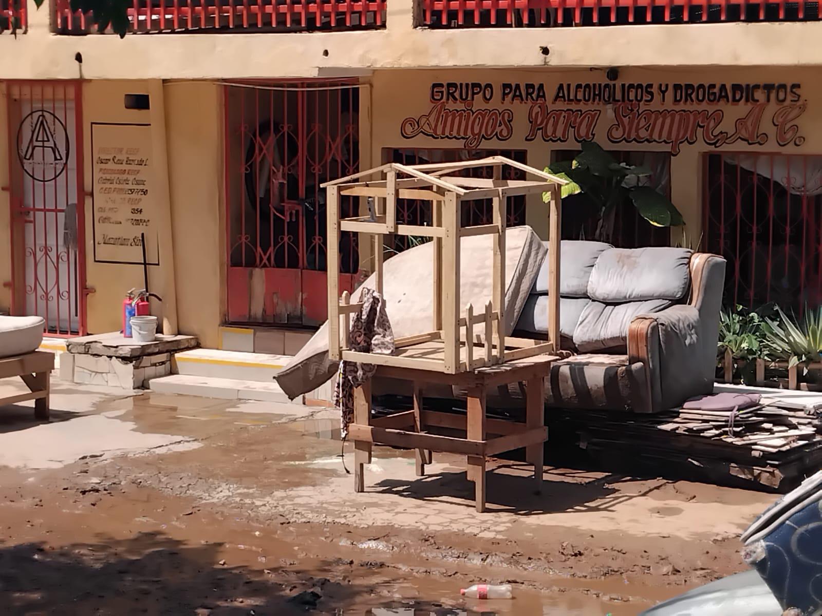 $!Tras las lluvias, vecinos sacan agua de casa inundada y ponen colchones al sol en Urías, en Mazatlán