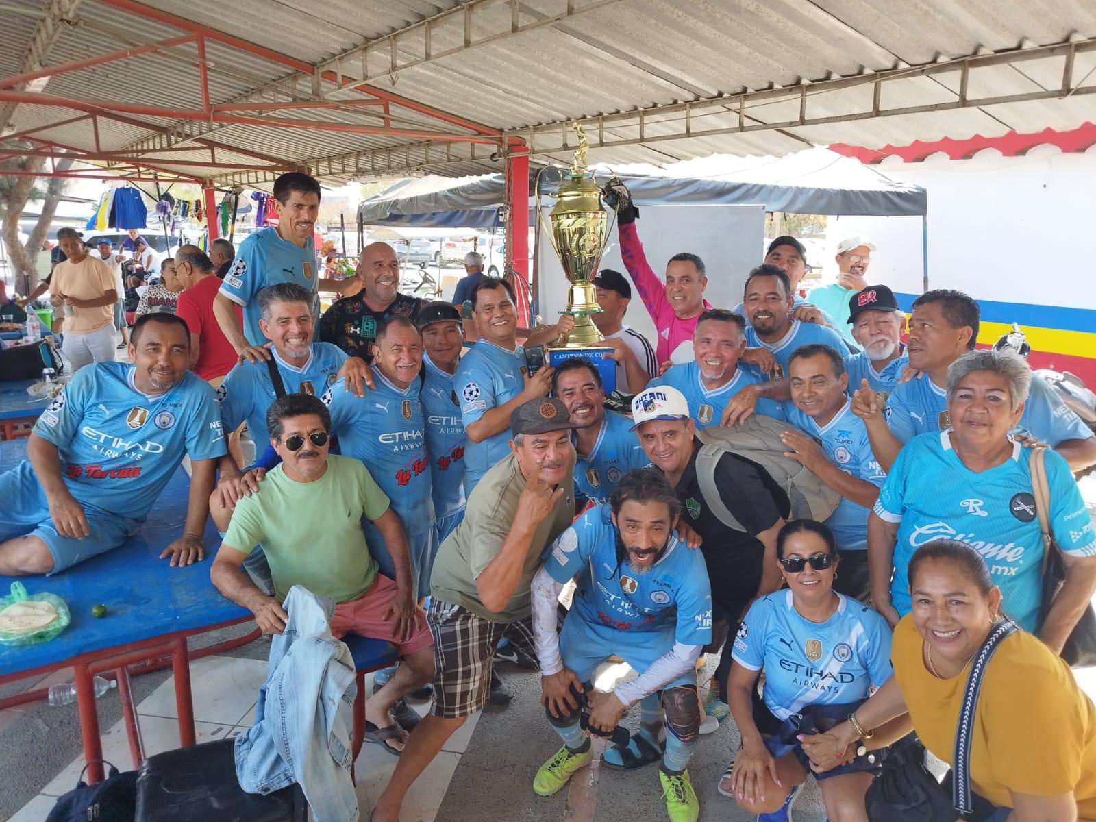 $!Frutería Bernal se bebe la Copa en Liga Veteranos Platino, en Muralla