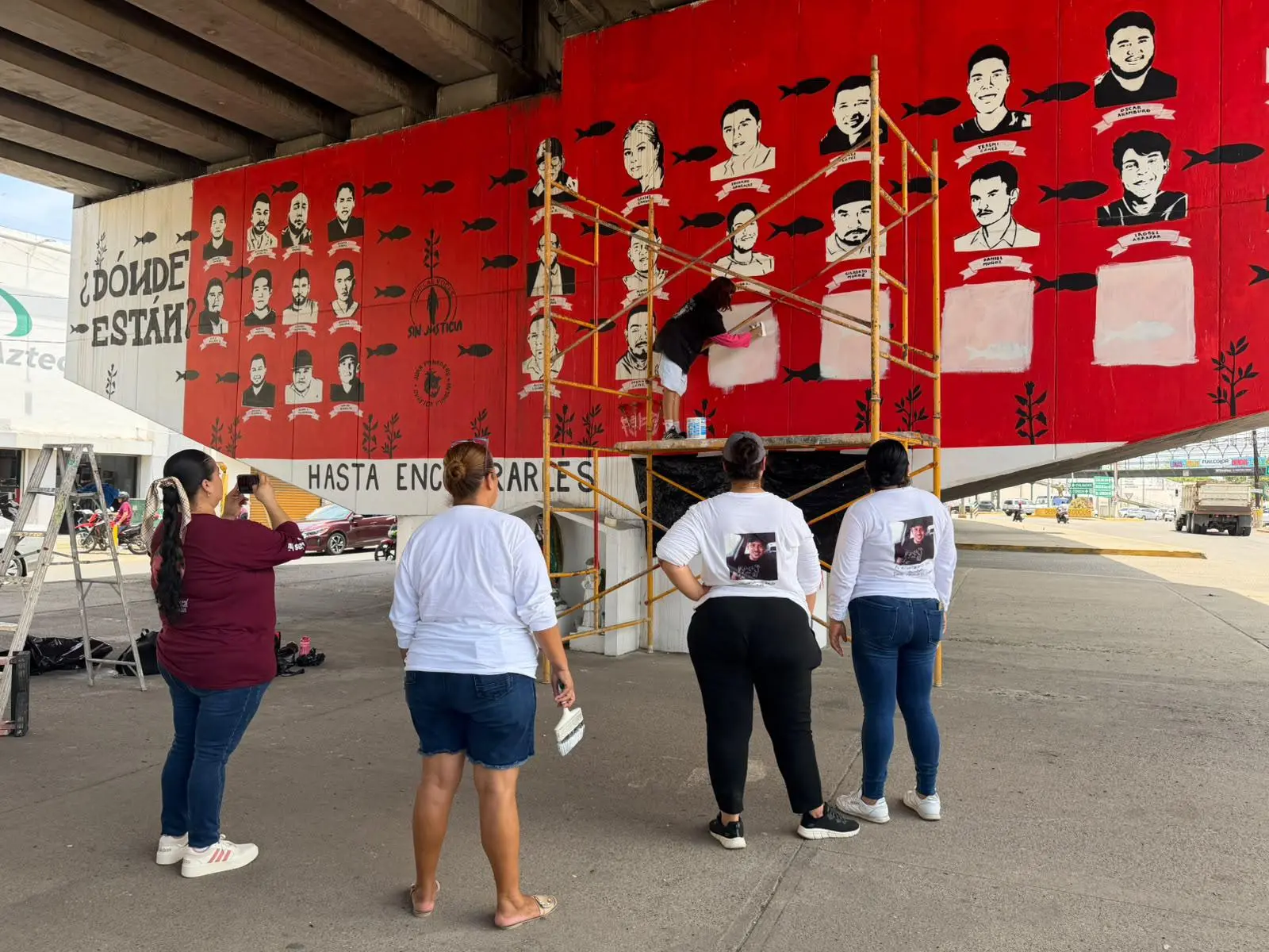 $!Suman 4 rostros más a mural de personas desaparecidas en Mazatlán