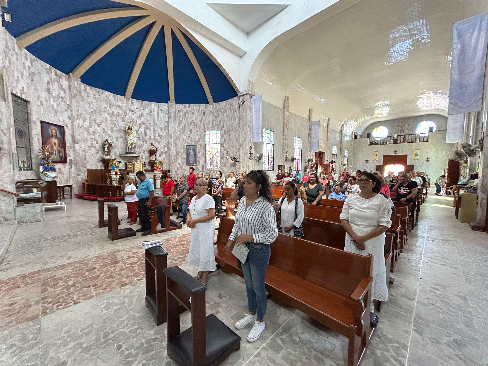 $!Celebran mazatlecos Miércoles de Ceniza en la parroquia Nuestra Señora del Carmen