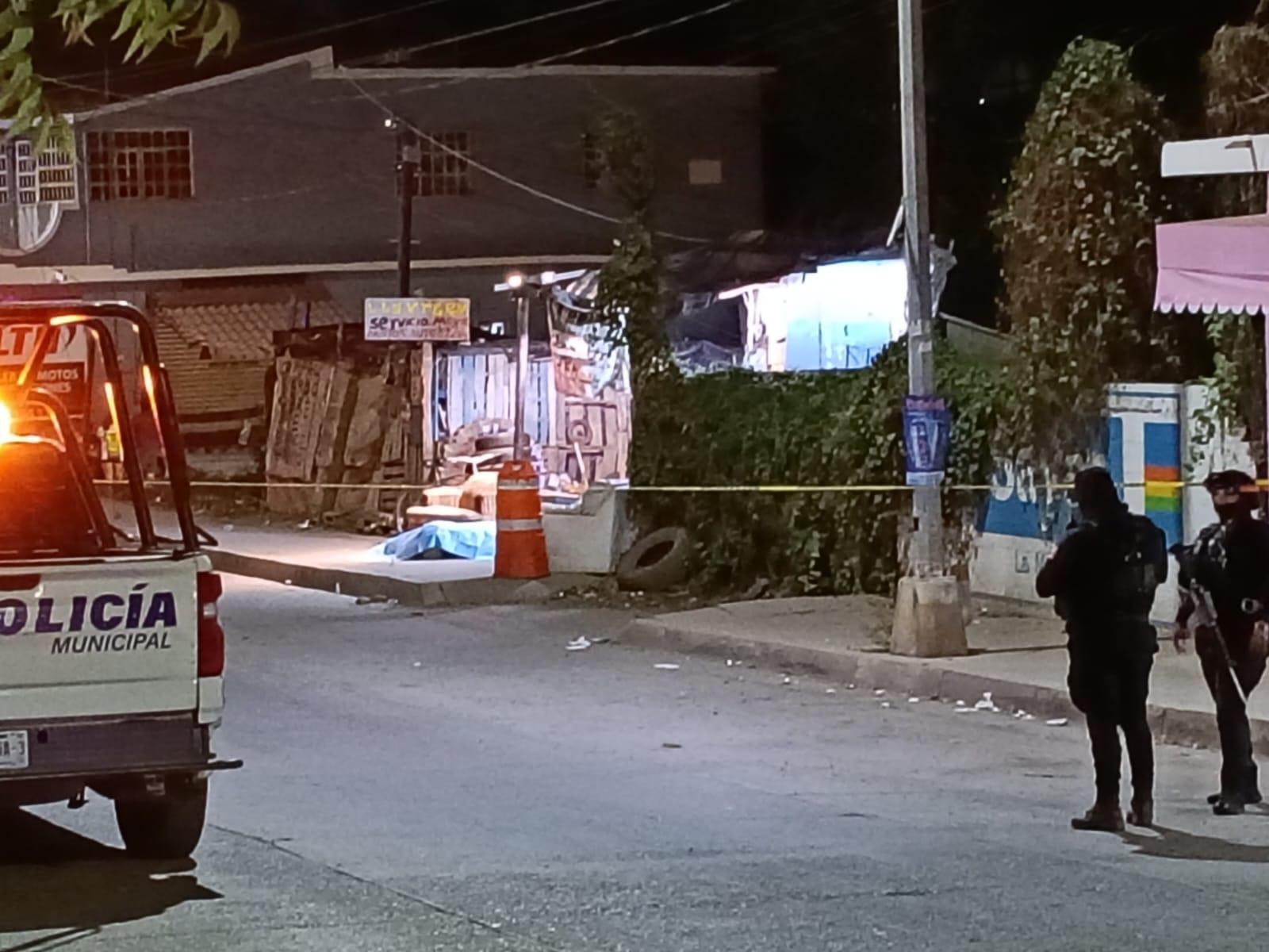 $!Asesinan a un hombre en una llantera en la Flores Magón, en Mazatlán