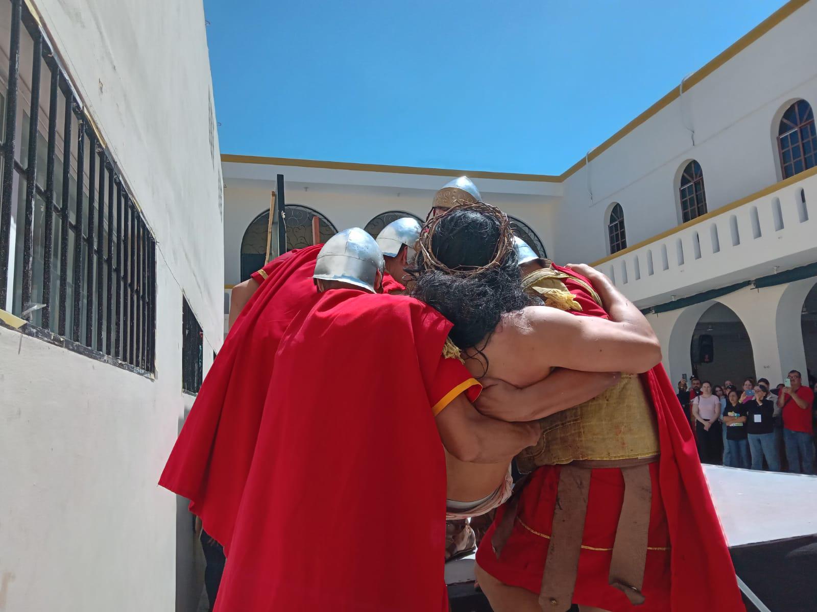 $!Mazatlecos y turistas atestiguan el Viacrucis Viviente en calles del Centro de puerto