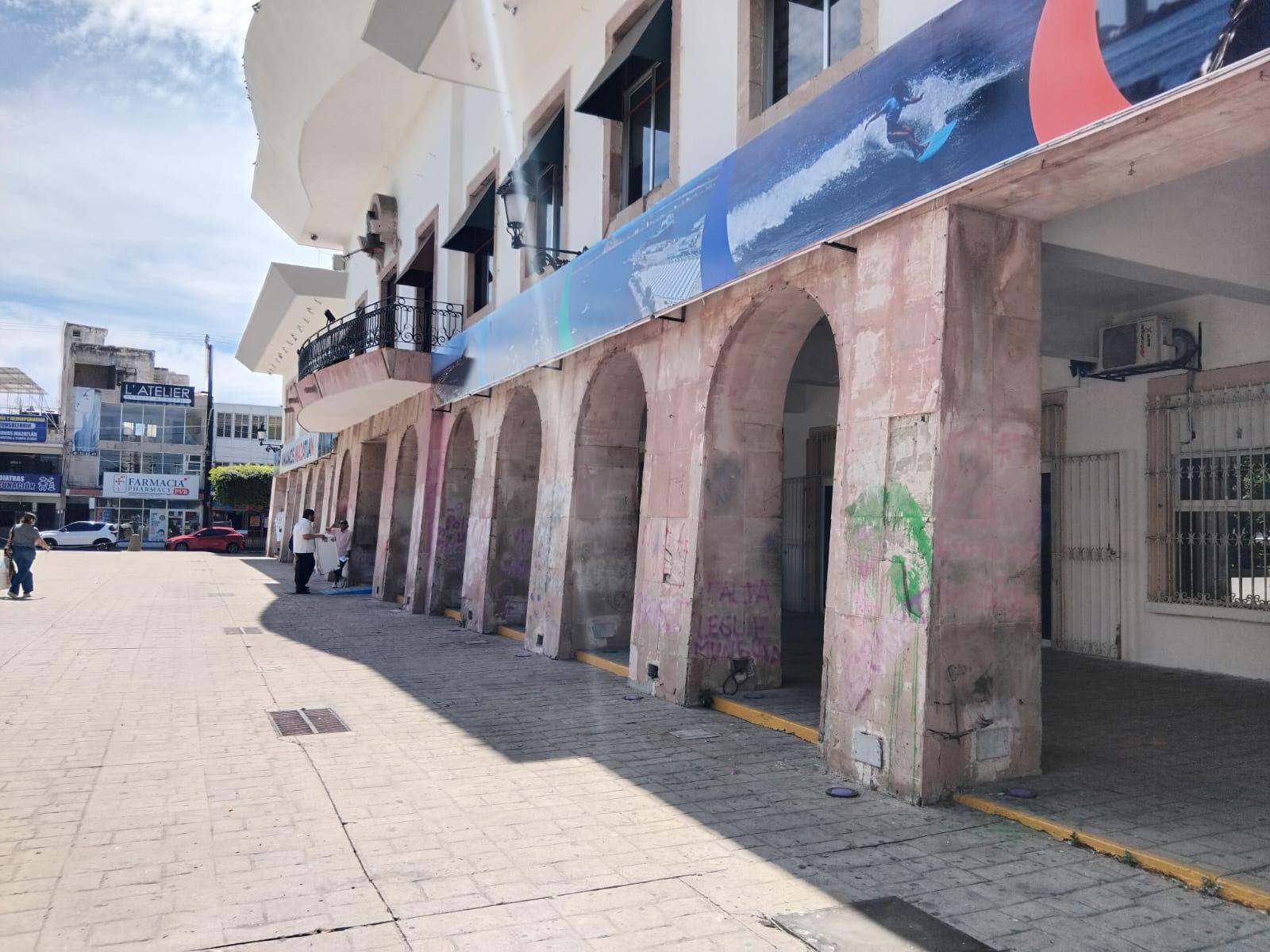 $!Quedan huellas de pintas en Palacio Municipal de Mazatlán realizadas en la marcha del 8M