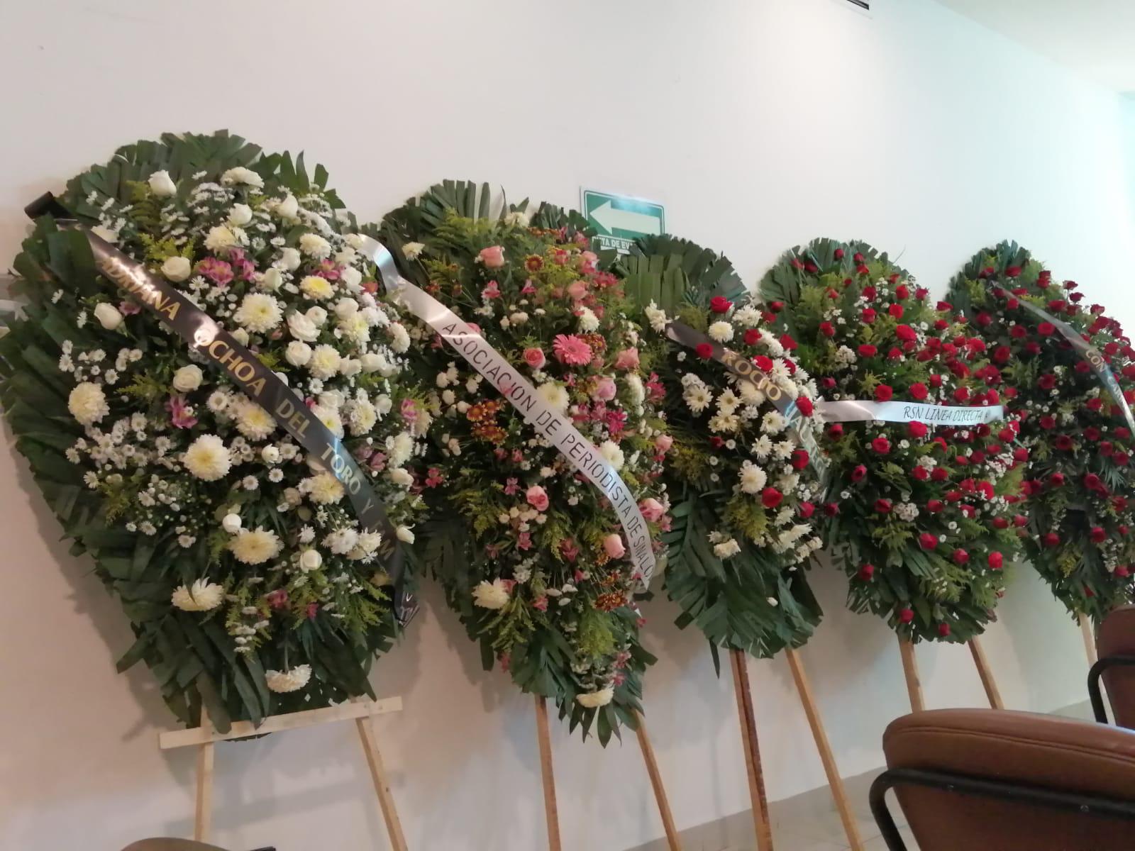 $!Gobernador, Diputados y periodistas envían coronas al funeral de Luis Enrique Ramírez