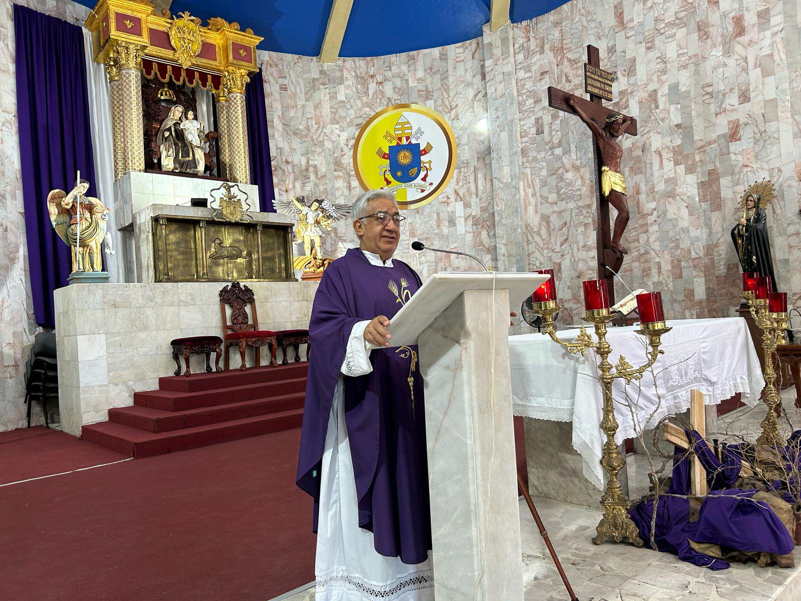 $!Celebran mazatlecos Miércoles de Ceniza en la parroquia Nuestra Señora del Carmen