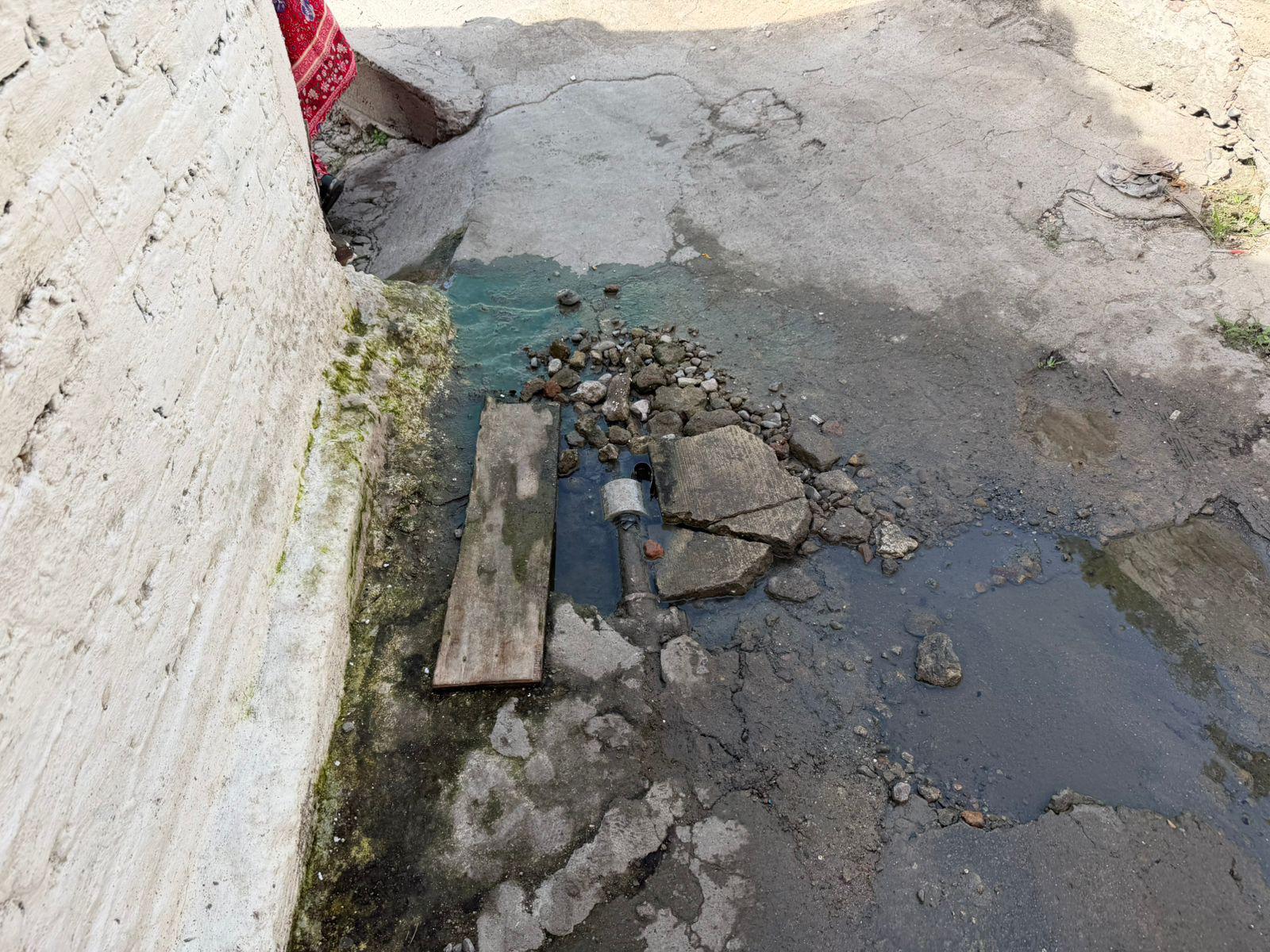 $!Vecinas del Centro denuncian fuga de aguas negras y omisión por las autoridades