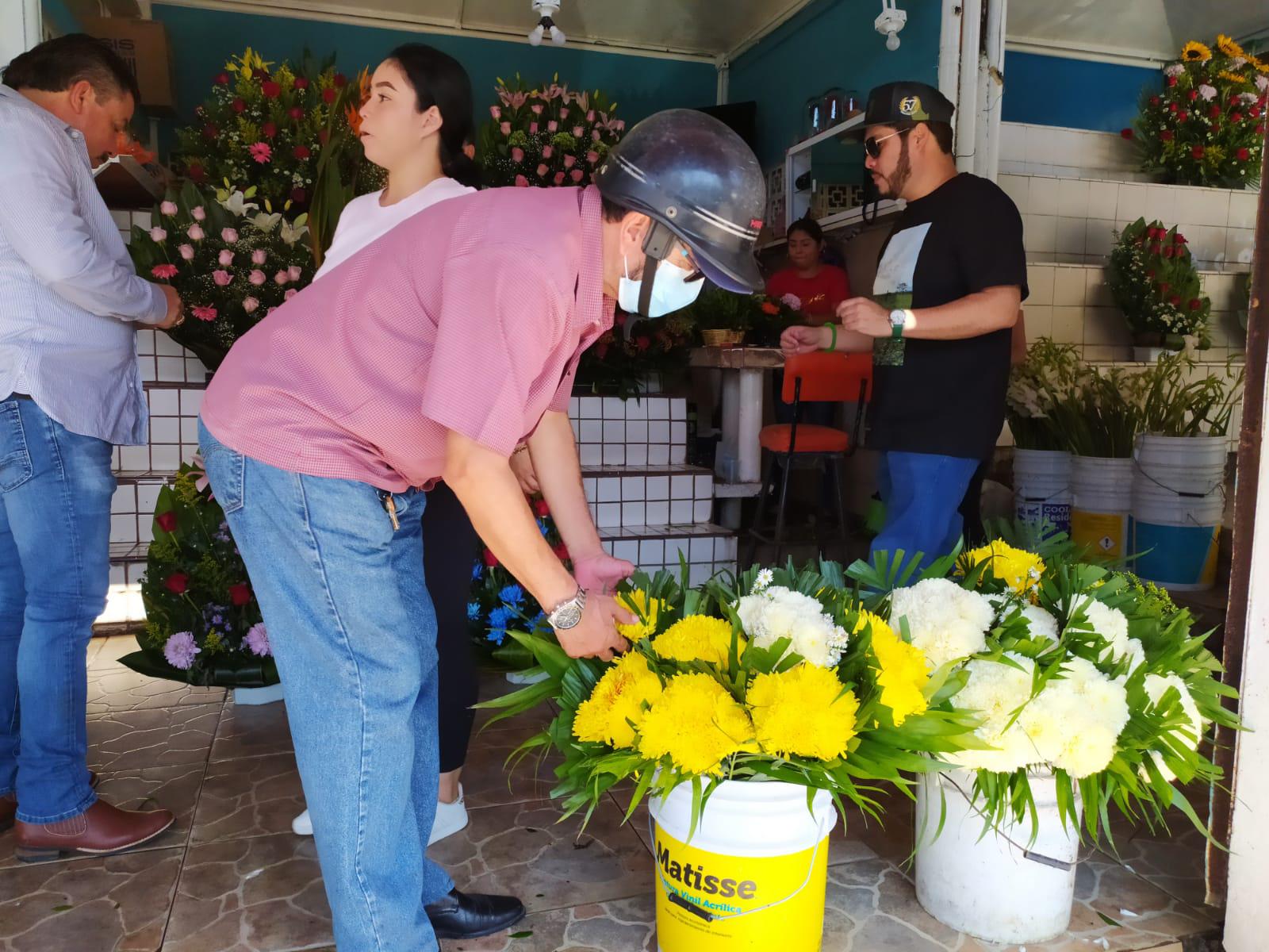 $!‘Revive’ venta de flores este Día de Muertos en Mazatlán