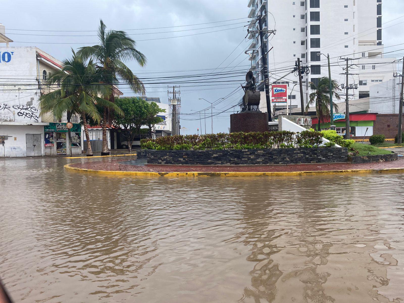 $!Lluvias de este lunes provocan avenidas inundadas en diversas zonas de Mazatlán