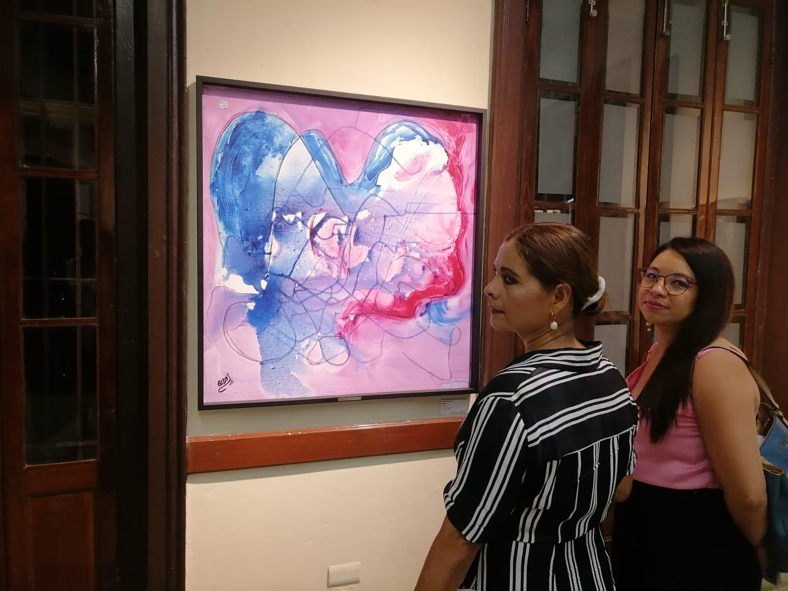 $!El público disfruta de la obra de la artista quien donará las ganancias de la venta al Orfanatorio Casa del Mar.