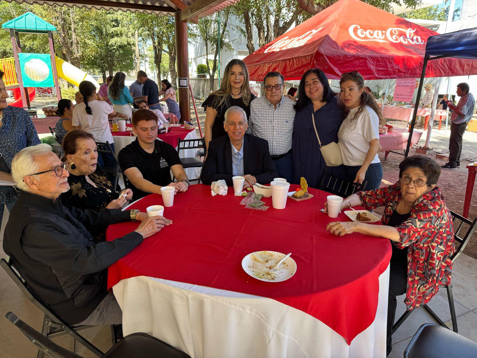 $!Conviven en kermés para ayudar al Templo de la Sagrada Familia