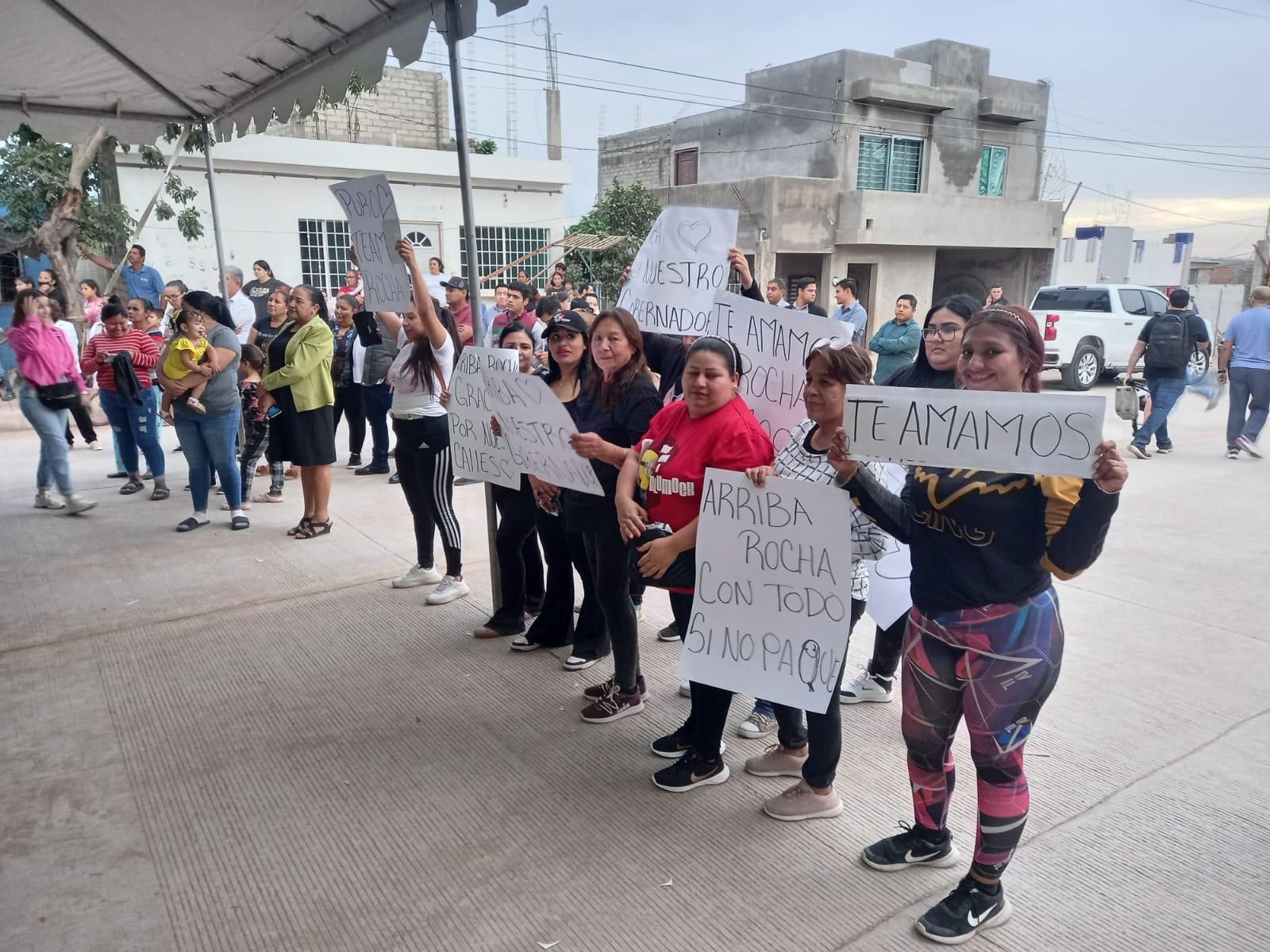 $!Después de 15 años, colonia Bicentenario de Culiacán tiene calle pavimentada