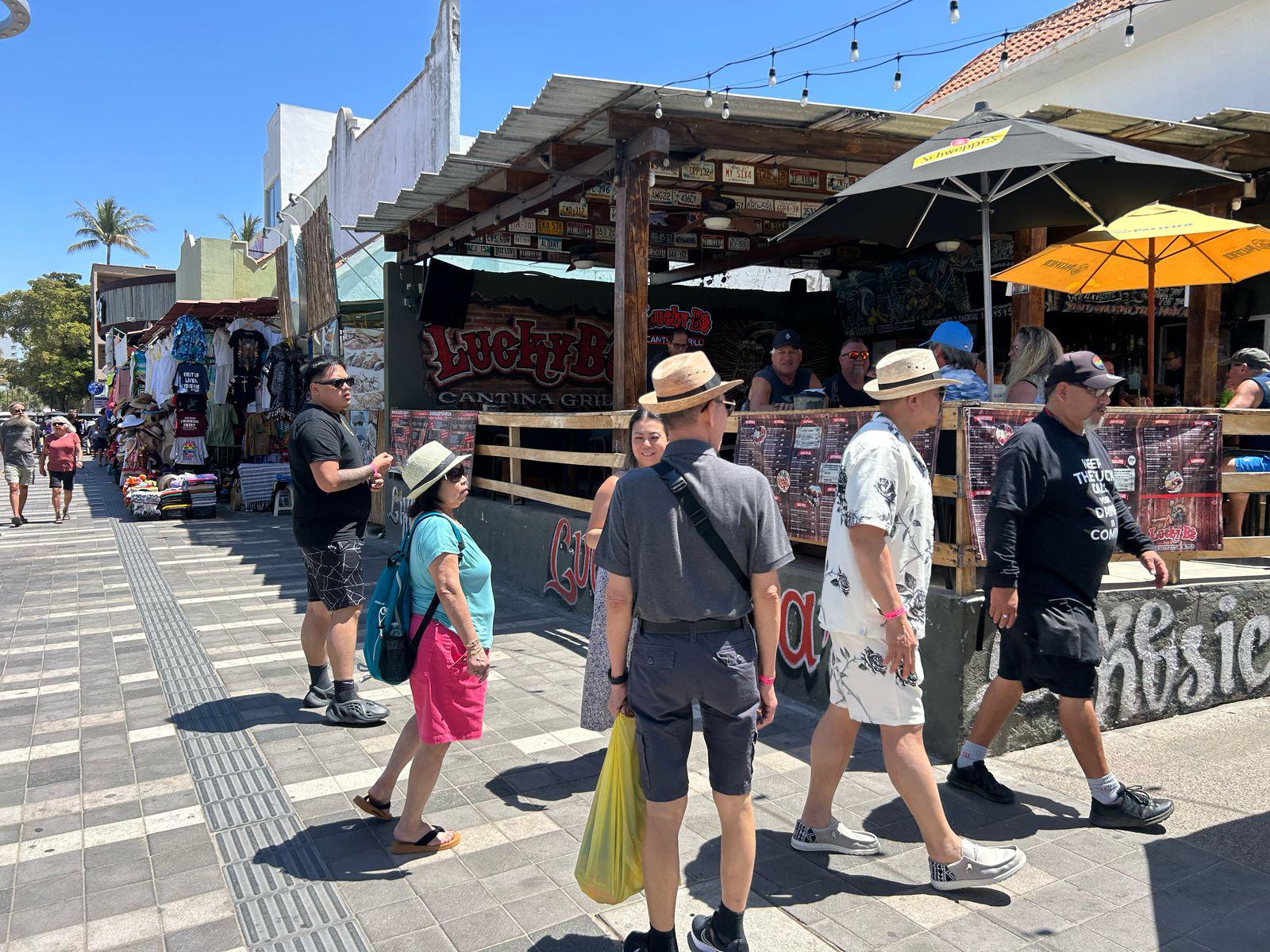 $!Reciben comerciantes con optimismo cambio de circulación en Semana Santa