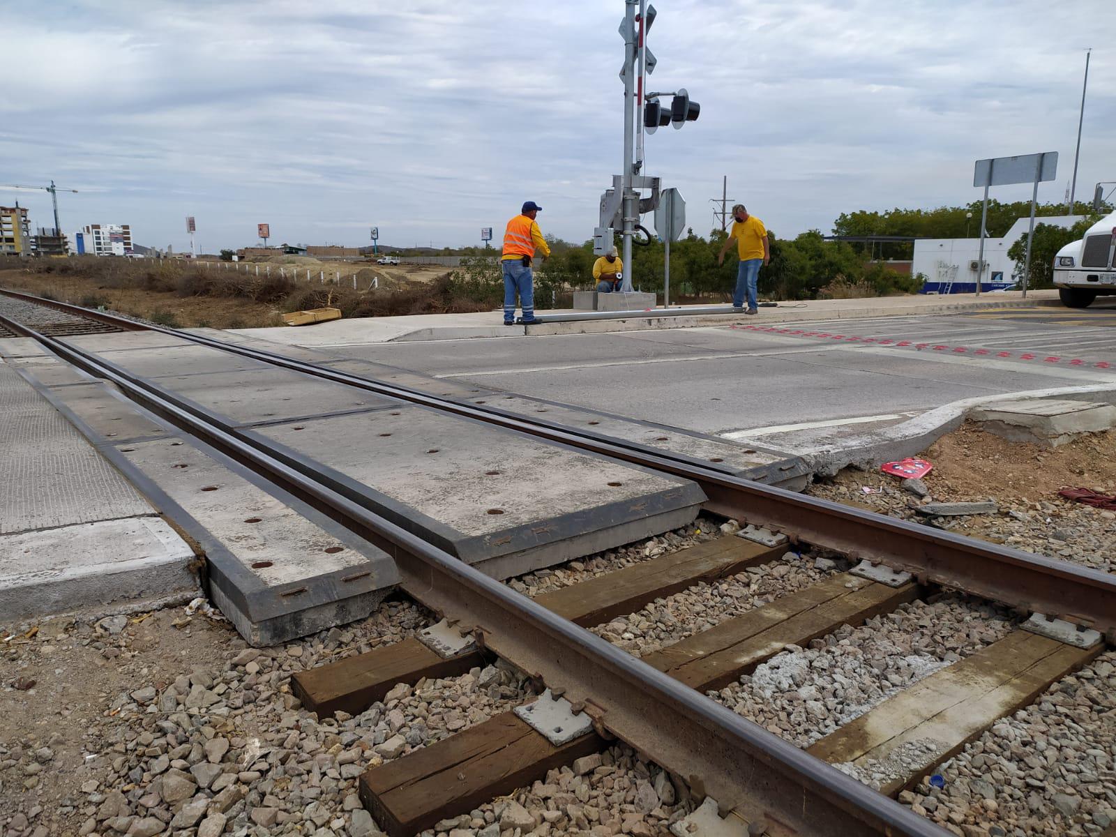 $!En Mazatlán, instalan plumas metálicas en cruce ferroviario de Avenida Atlántico