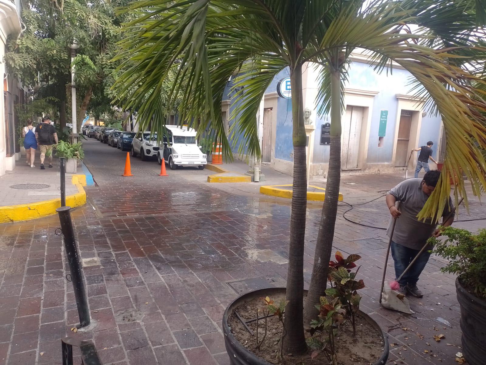 $!La Plazuela Machado amanece con malos olores por desechos