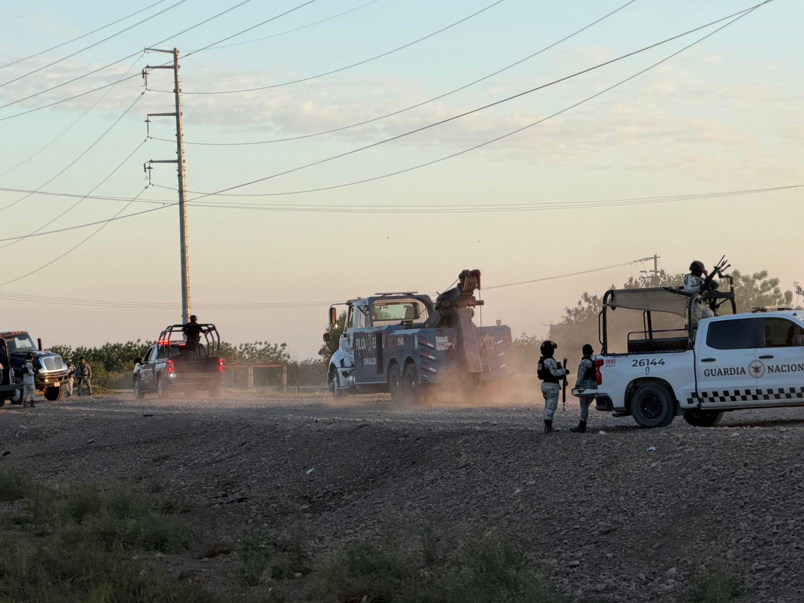 $!Caen dos vehículos a canal tras persecución de Guardia Nacional y civiles en Villa Juárez, Navolato