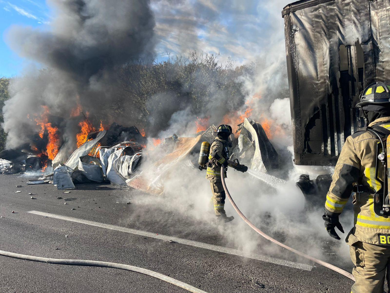 $!Chofer de tráiler muere carbonizado al chocar en la autopista Mazatlán-Culiacán
