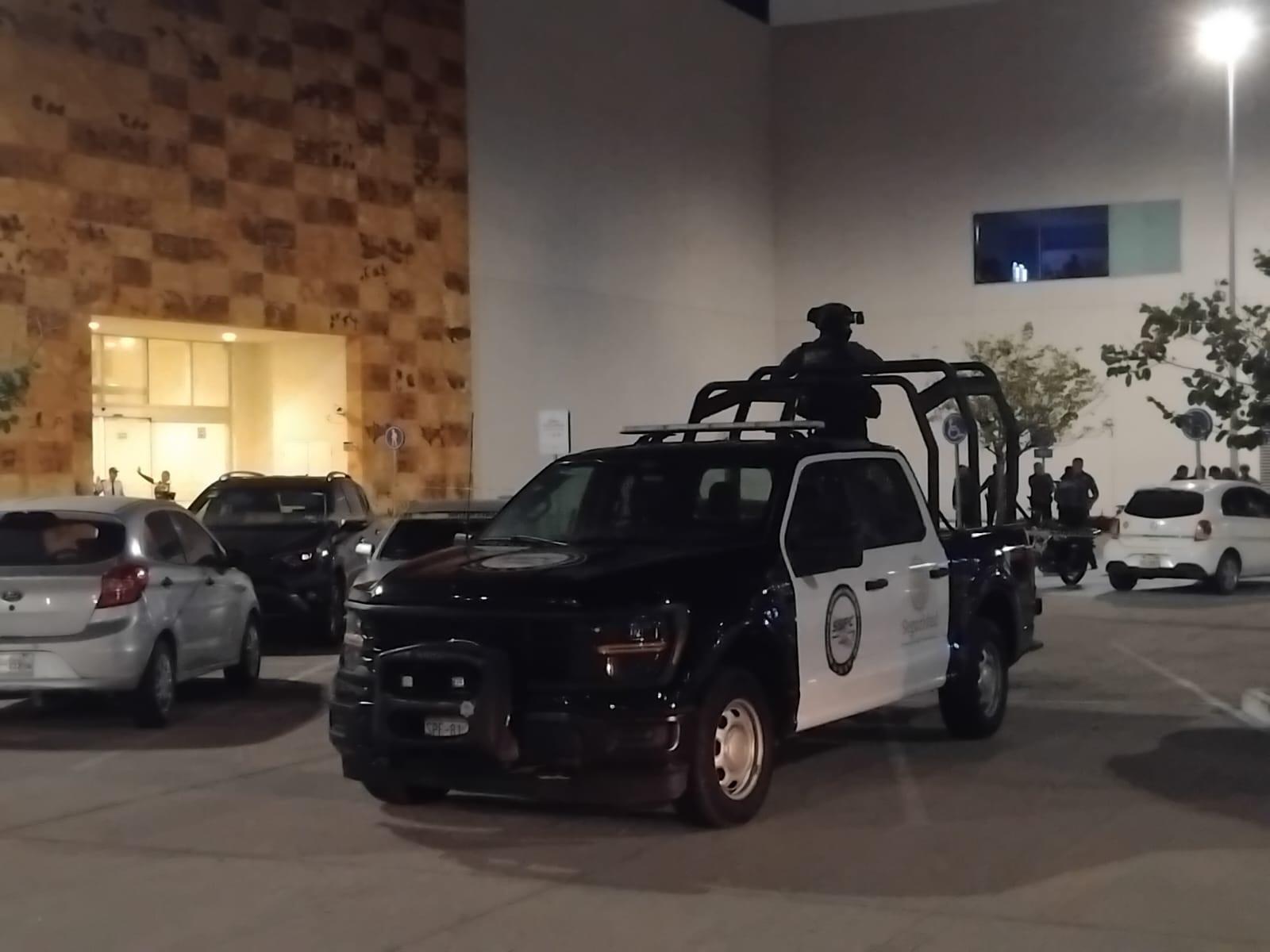$!Cierran locales por asesinato de hombre en estacionamiento de plaza comercial, en Mazatlán