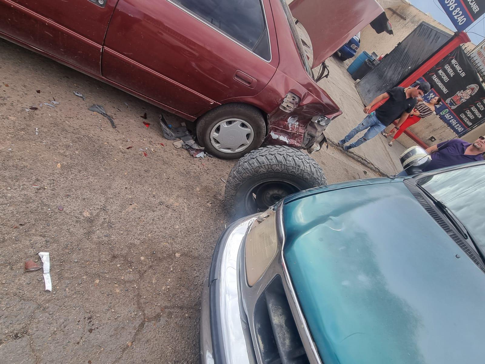 $!Camioneta se impacta contra vehículo que era revisado por mecánico en Culiacán