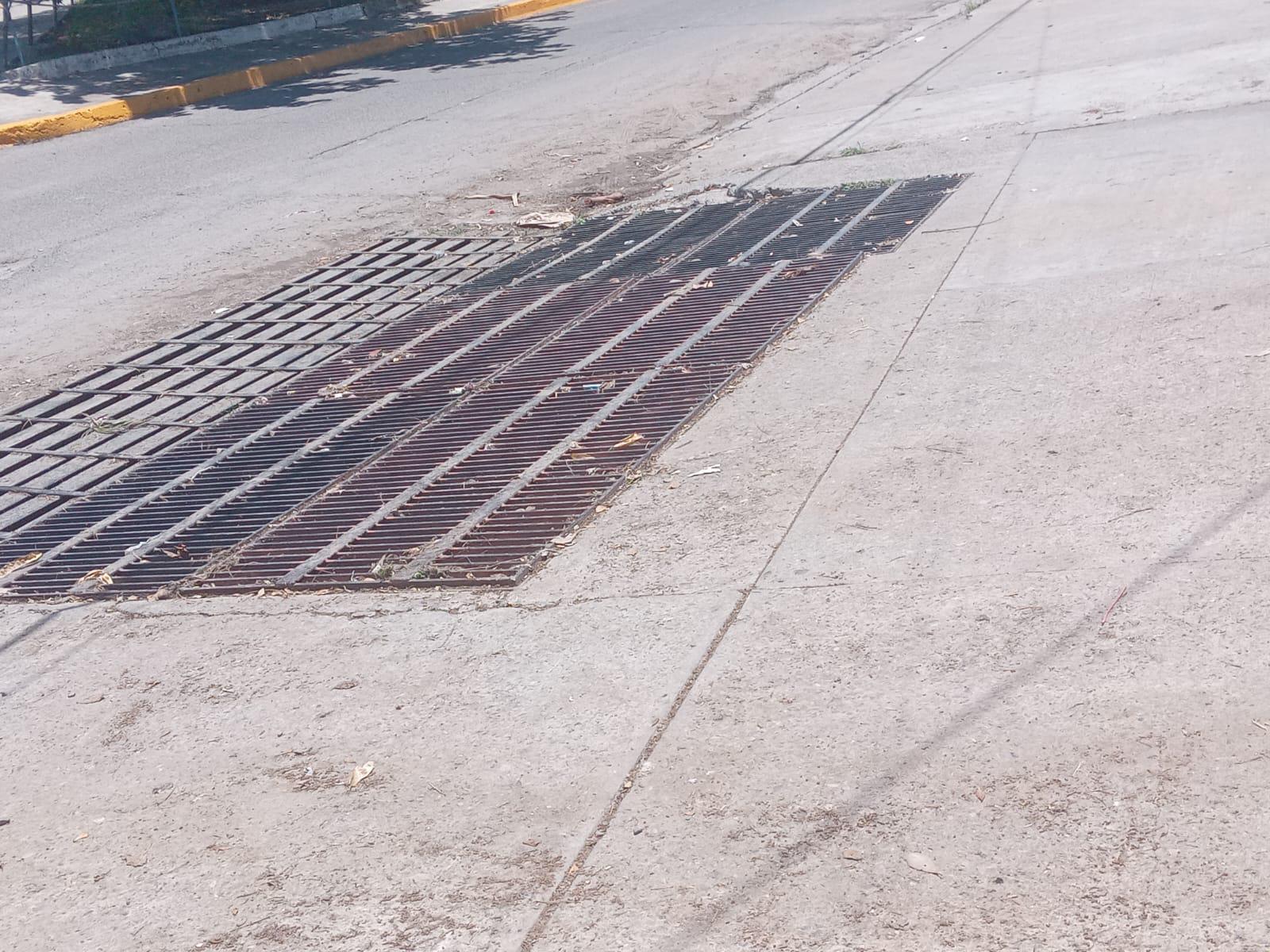 $!Quedan bajo el agua y basura en la Insurgentes cada que llueve