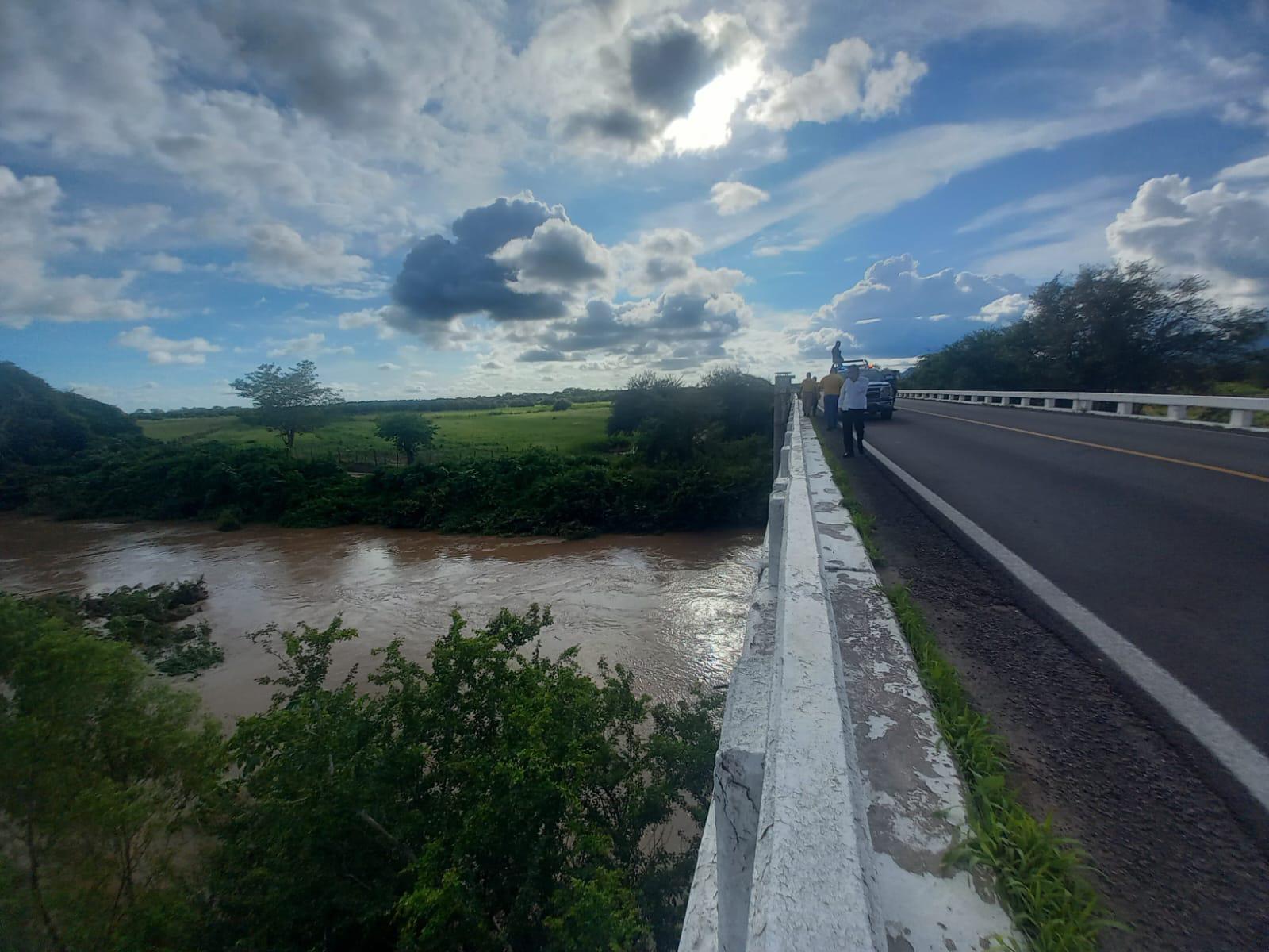 $!En La Concha, Escuinapa, creciente del Río Las Cañas atemoriza a sus habitantes