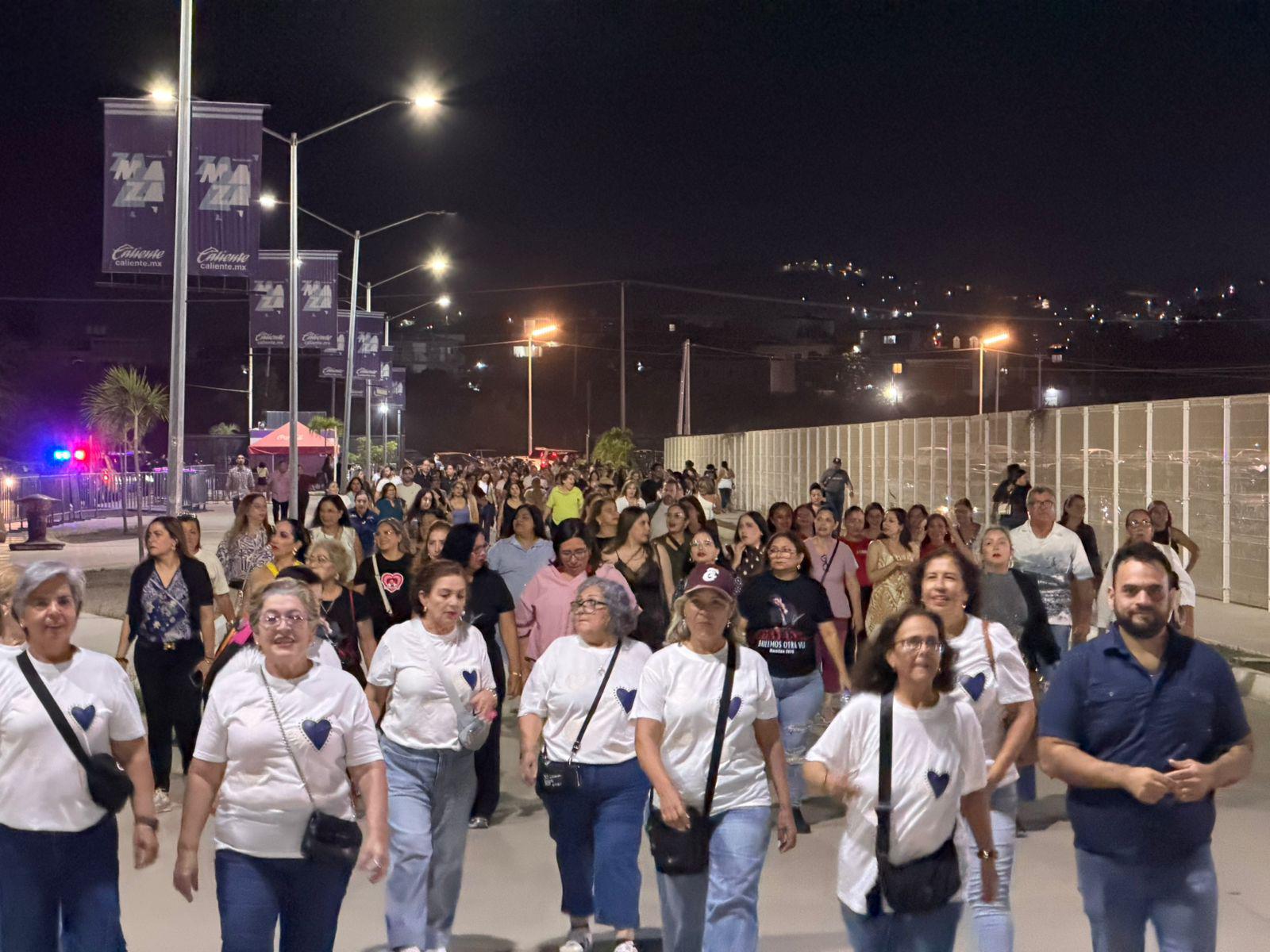 $!Fans abarrotan El Encanto para ver a Chayanne en Mazatlán