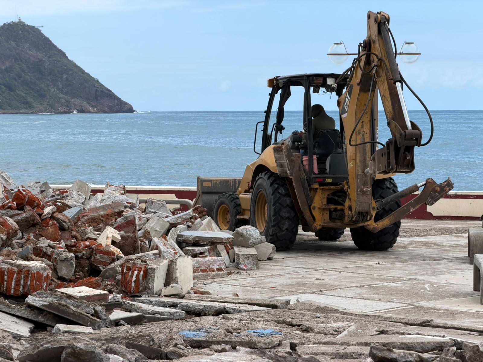 $!Inician remodelación del Monumento a la Mujer Mazatleca; renovarán toda la explanada