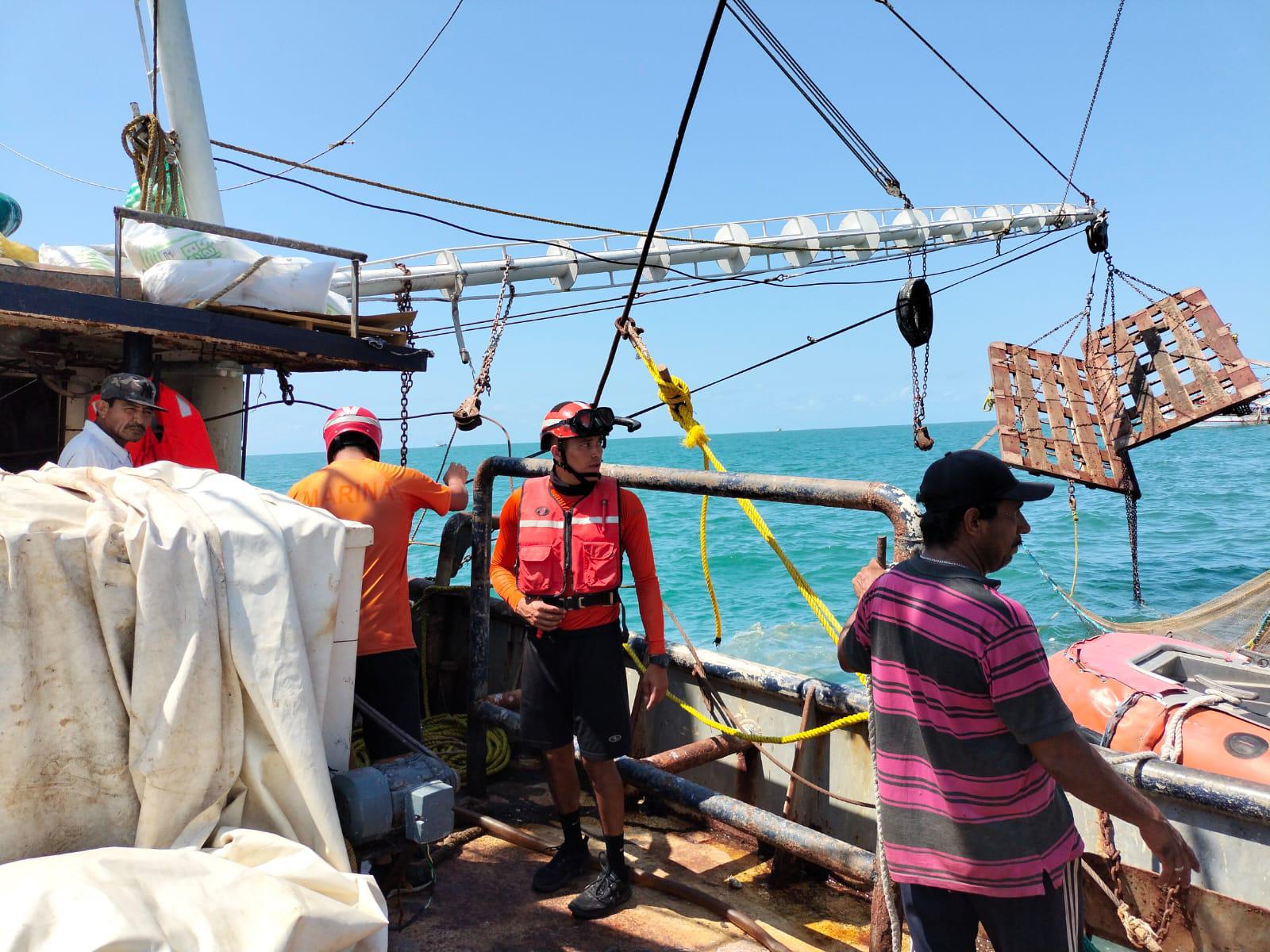 $!Personal naval apoya a 7 tripulantes y embarcación en altamar, al norte de Mazatlán