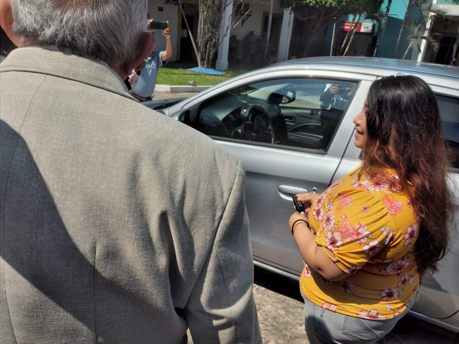 $!Mamá mazatleca recibe auto ganado en rifa de festejo del Gobierno municipal