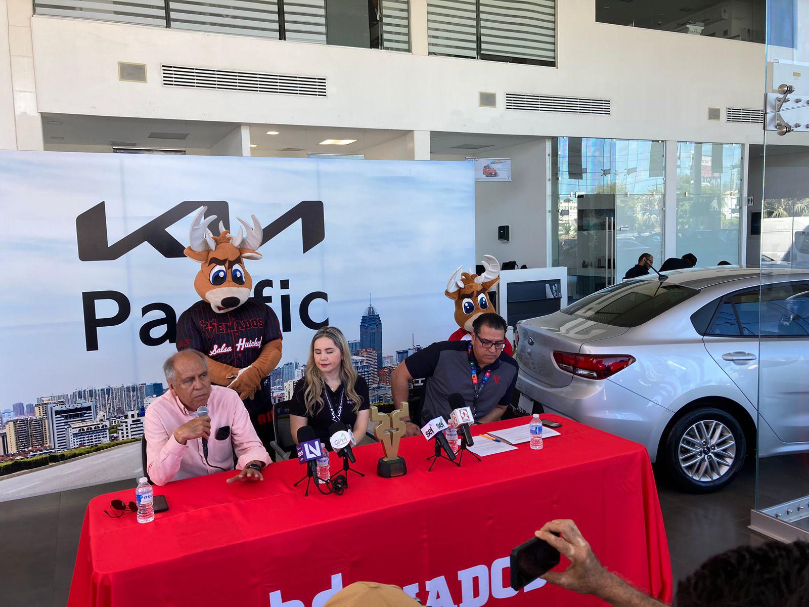 $!Venados de Mazatlán y Kia Pacific premian lealtad de fanático de beisbol