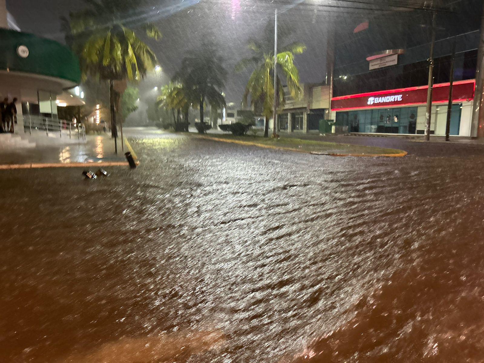 $!Tormenta eléctrica sorprende a Mazatlán este jueves