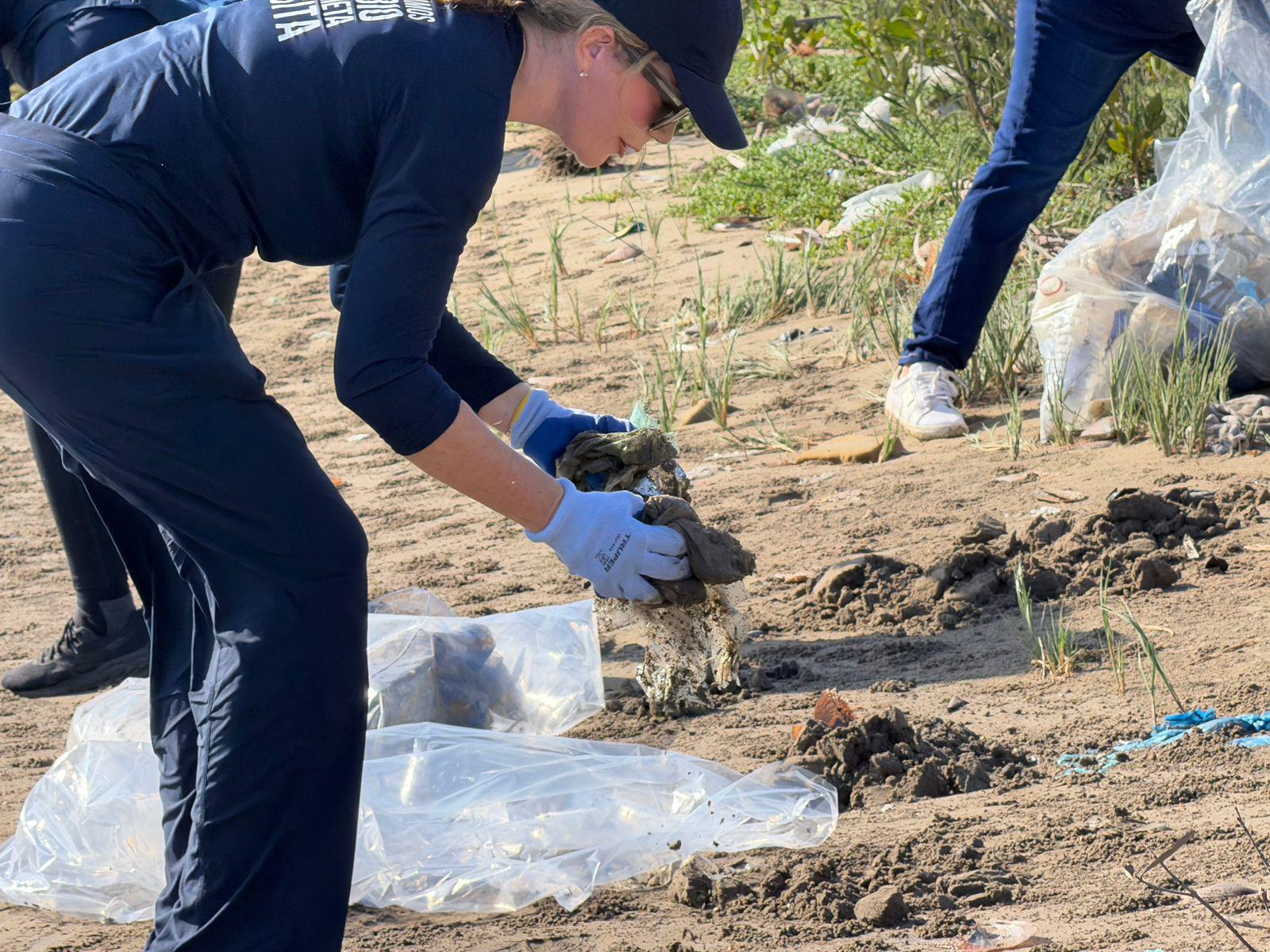 $!Retiran residuos de la Isla de la Piedra en jornada por el Día Mundial de los Océanos