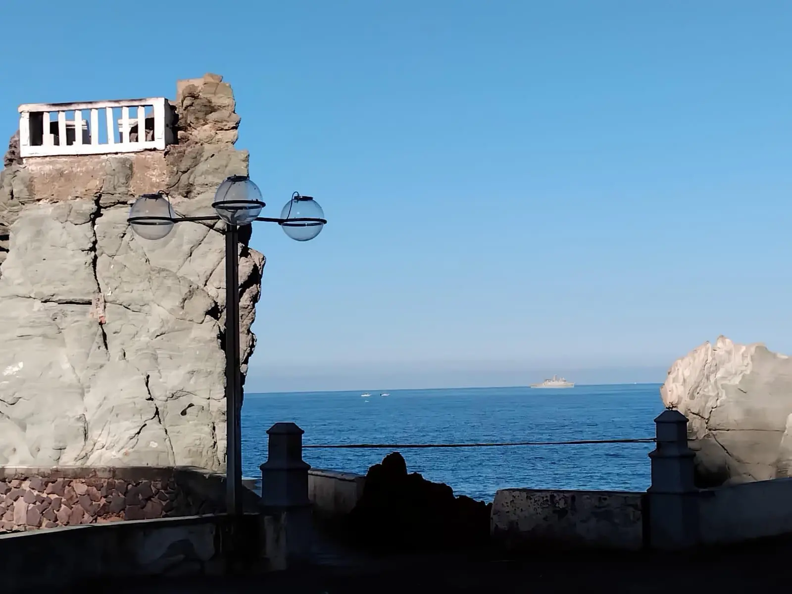 $!Vigila buque de la Marina bahía de Mazatlán donde este sábado se realizará el Combate Naval del Carnaval