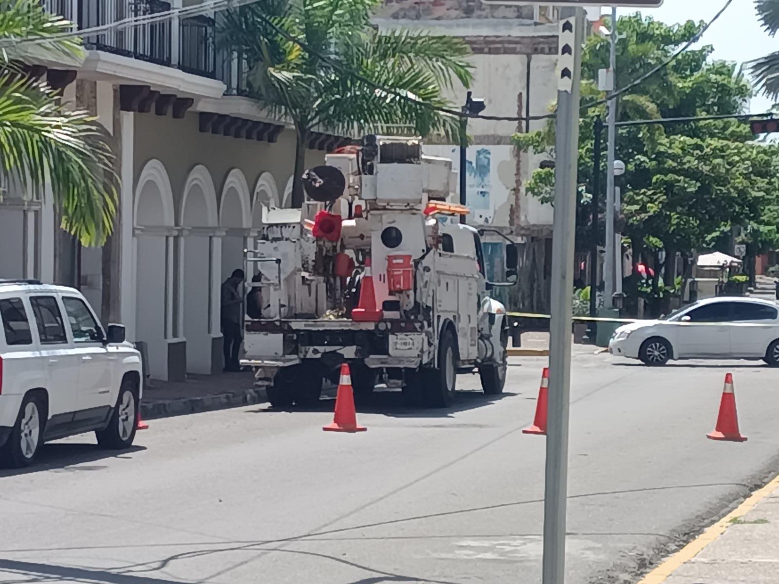 $!Cae poste de la CFE en Centro Histórico de Mazatlán y provoca falta de luz a vecinos de la zona