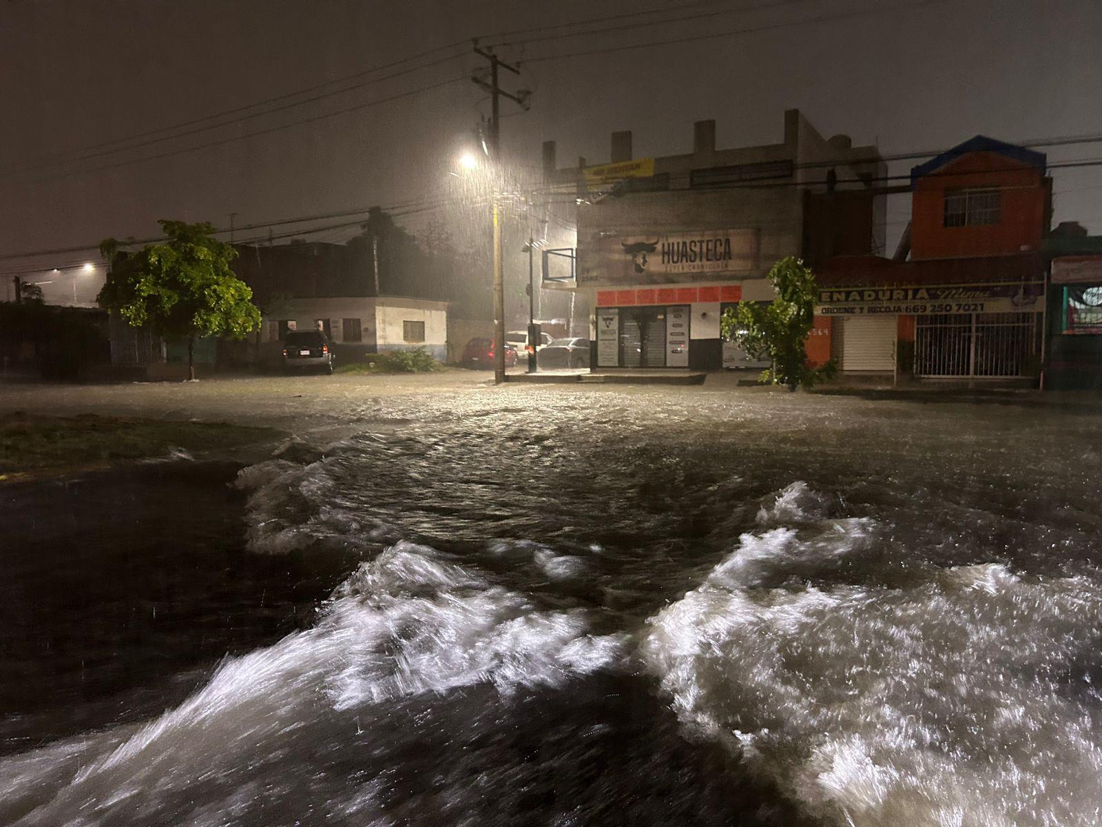 $!Torrenciales lluvias paralizan calles y desbordan arroyos en Mazatlán